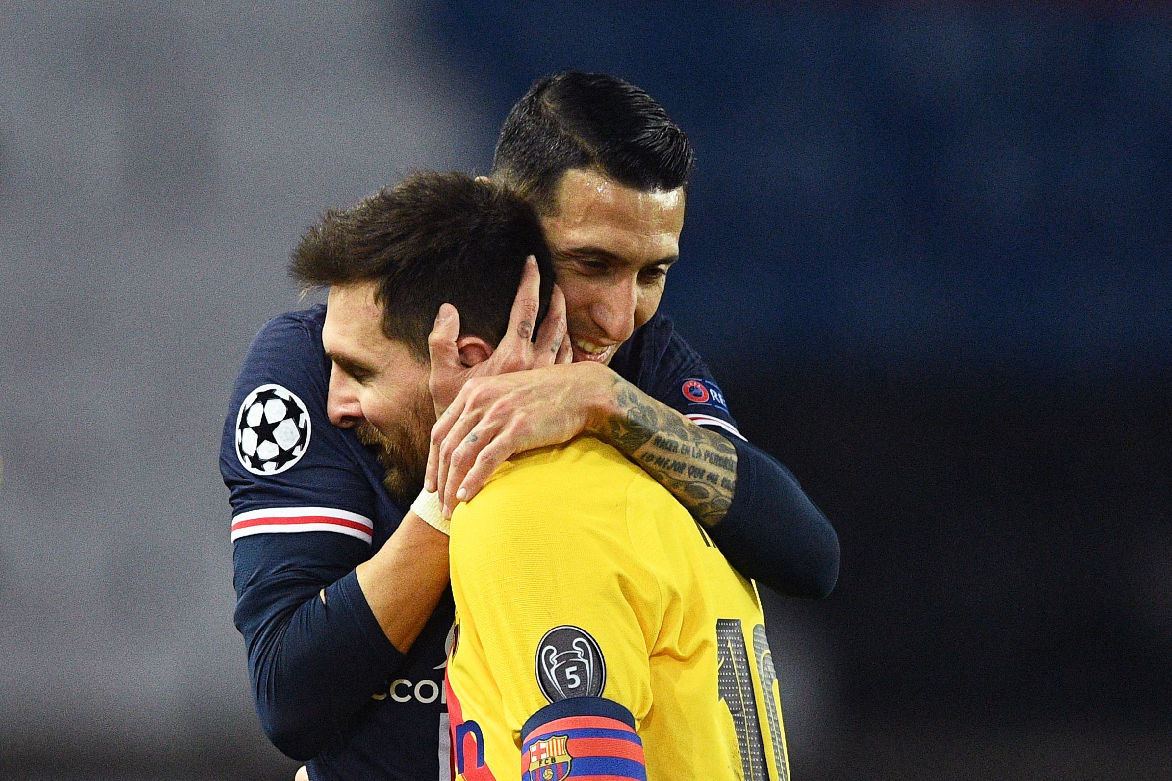Gelandang PSG Angel Di Maria (kiri) berbincang dengan bintang Barcelona Lionel Messi selepas laga Liga Champions.