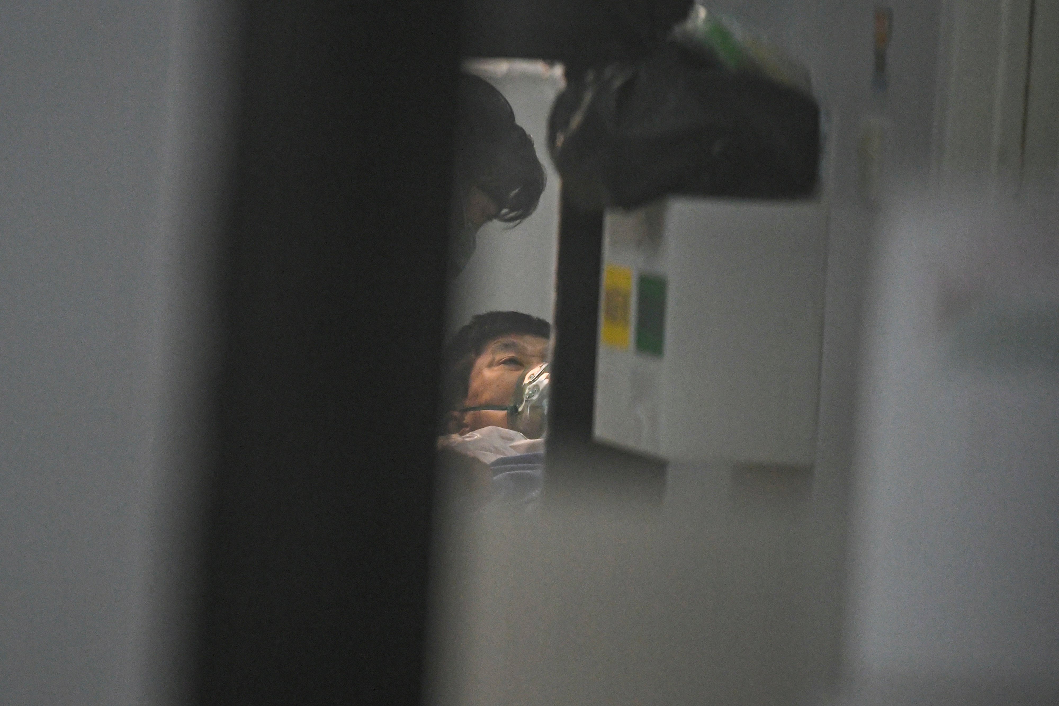 Pasien positif Covid-19 di salah satu rumah sakit sedang ditanggani.