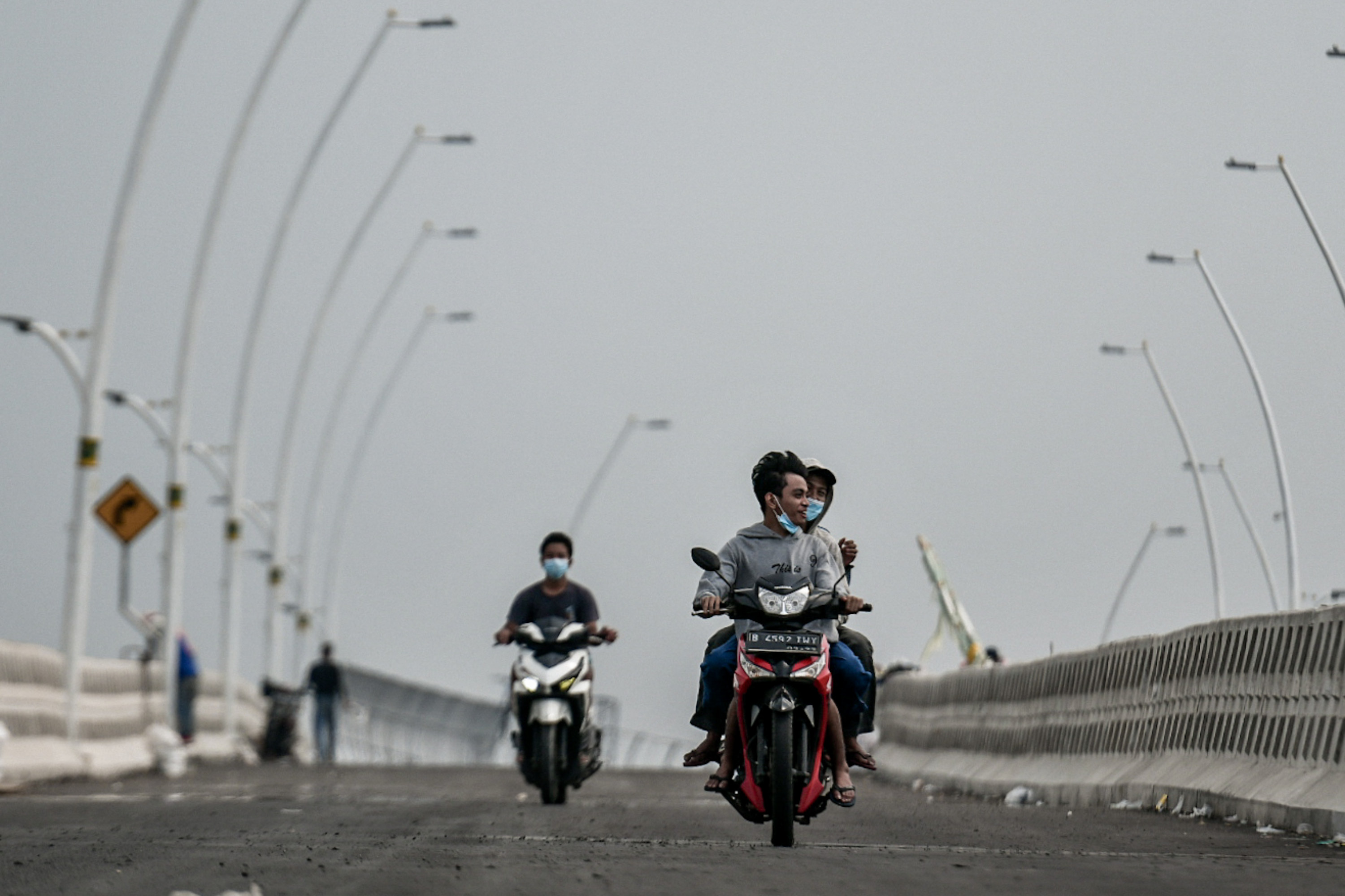 Pengendara melalui flyover cakung