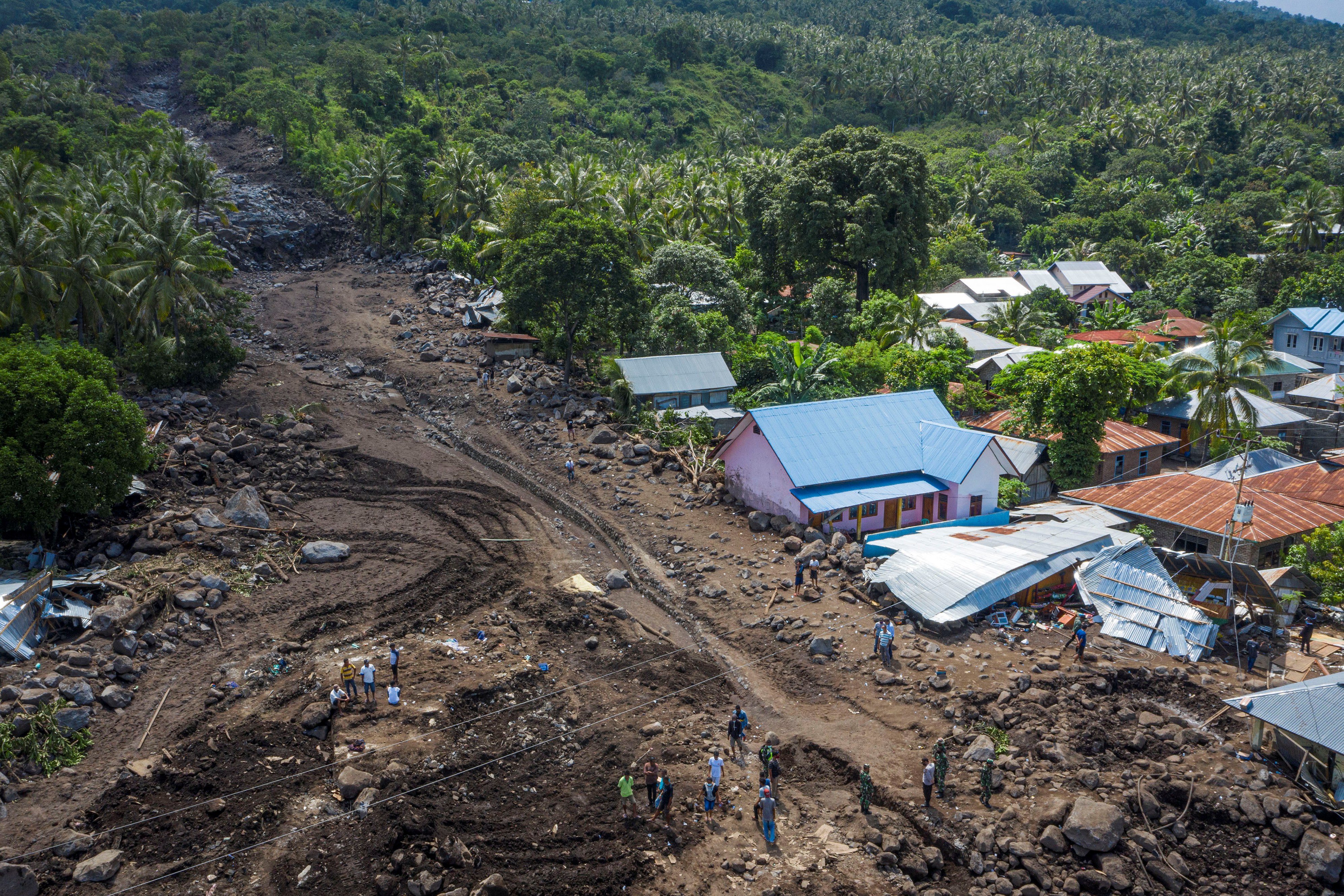 Foto udara kondisi permukiman Desa Nelelamadike pascabencana tanah longsor di Ile Boleng, Flores Timur, NTT, Kamis (8/4).