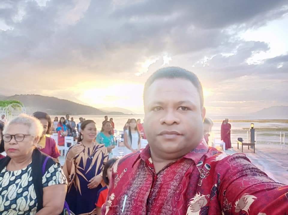 Ketua Persekutuan Gereja Gereja Jayapura (PGGJ) di Kabupaten Jayapura pendeta Joop Suebu (batik merah).