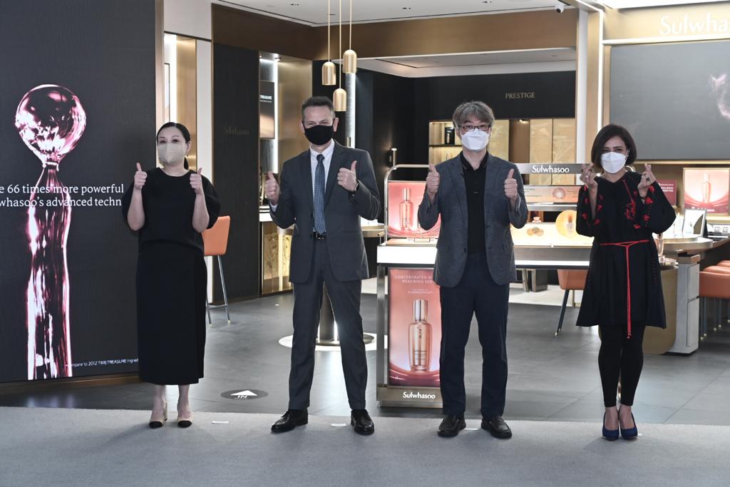 Pembukaan butik perdana brand skincare asal Korea Sulwhasoo di Plaza Senayan Jakarta, Jumat (23/4).