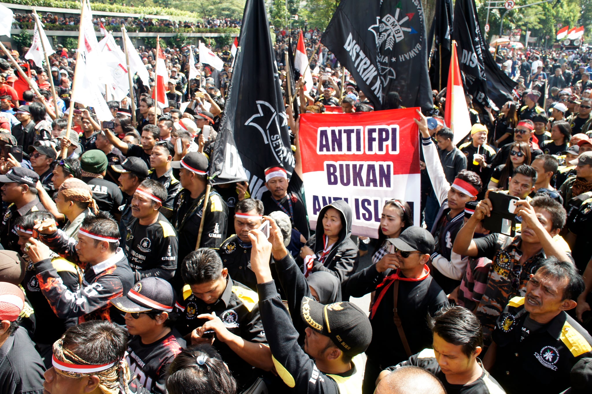 Aksi protes di Bandung yang menuntut pembubaran FPI.