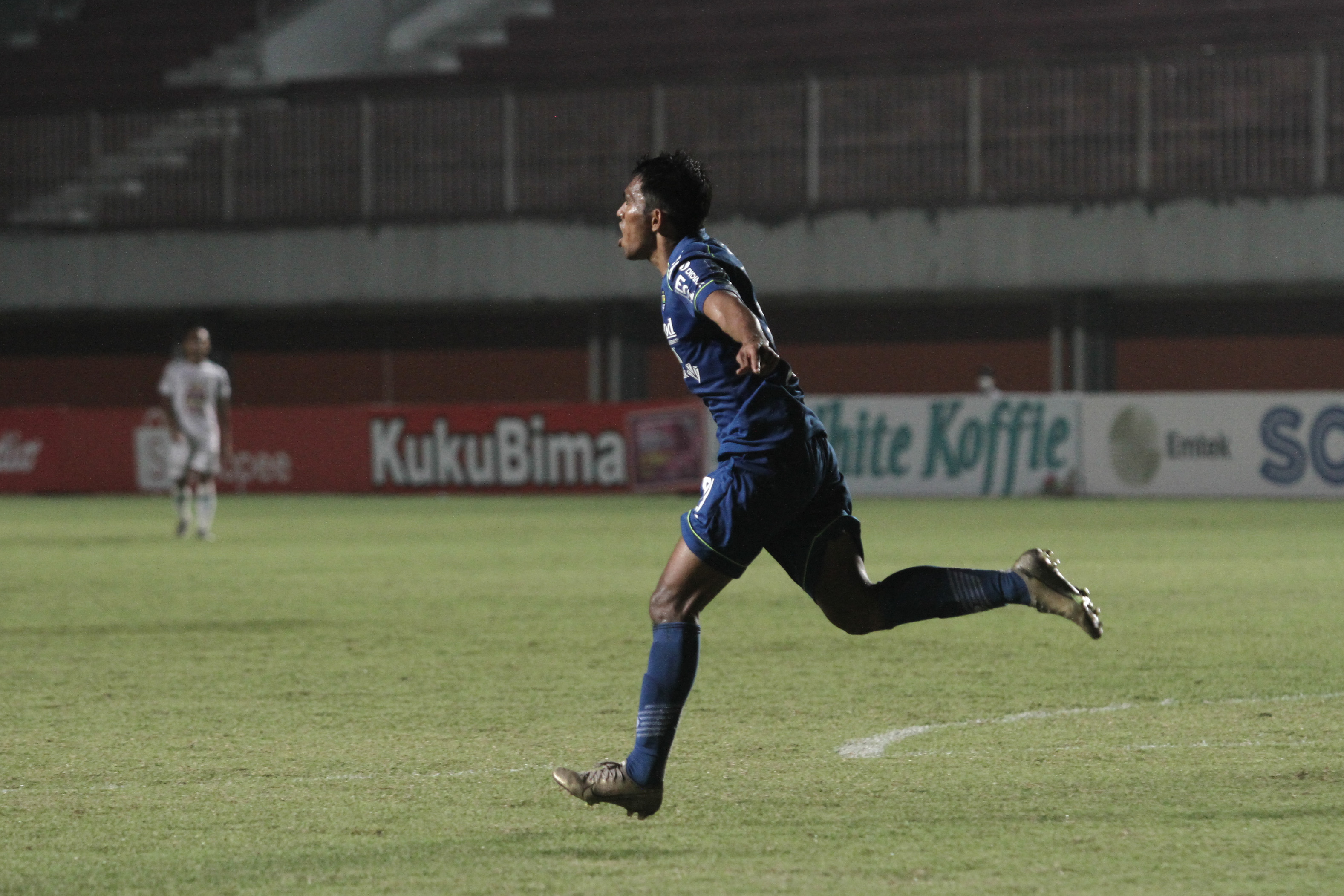 Pemain Persib Frets Butuan melakukan selebrasi usai mencetak gol ke gawang PS Sleman saat pertandingan semifinal leg I Piala Menpora 2021.