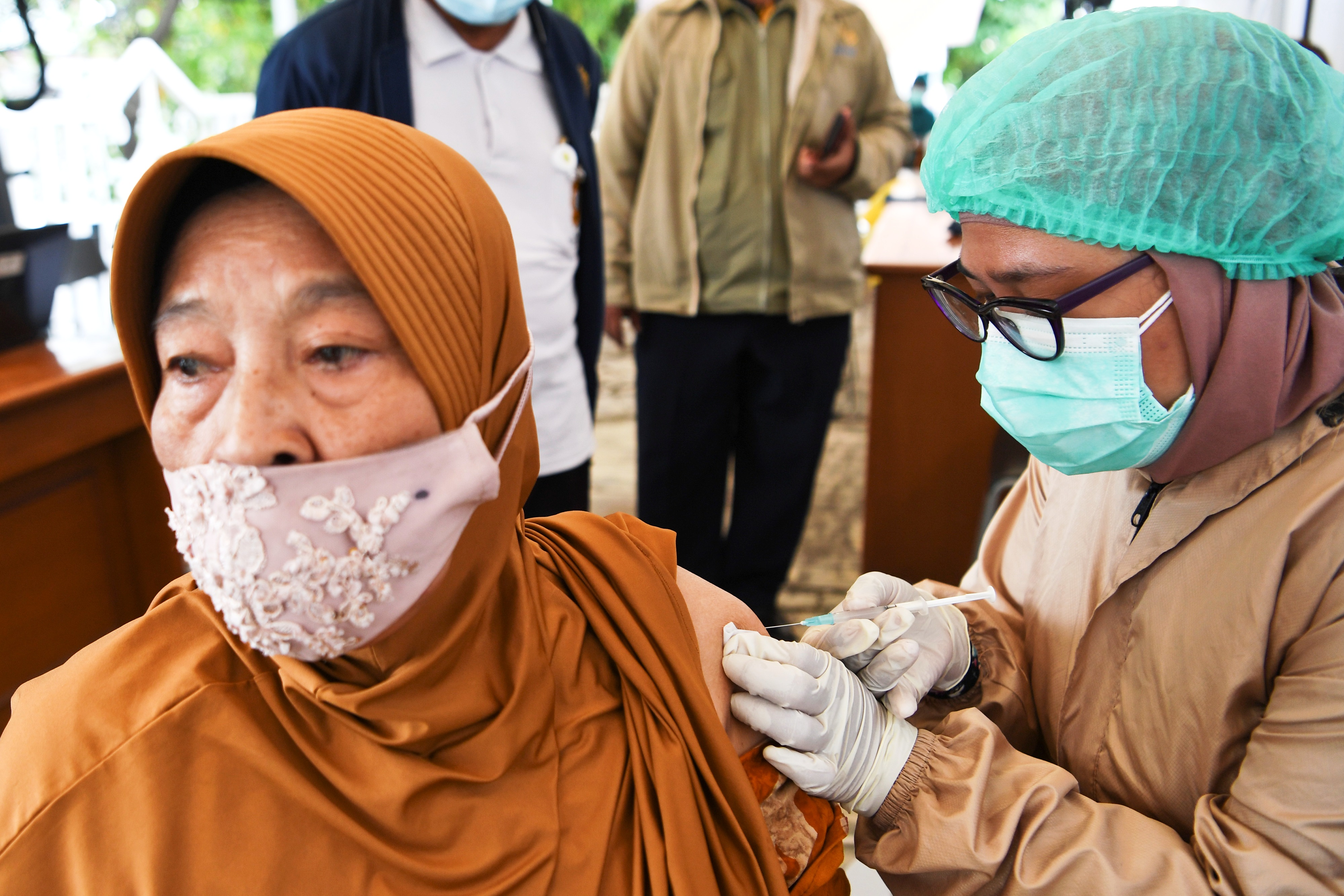 Seorang lansia sedang divaksin.