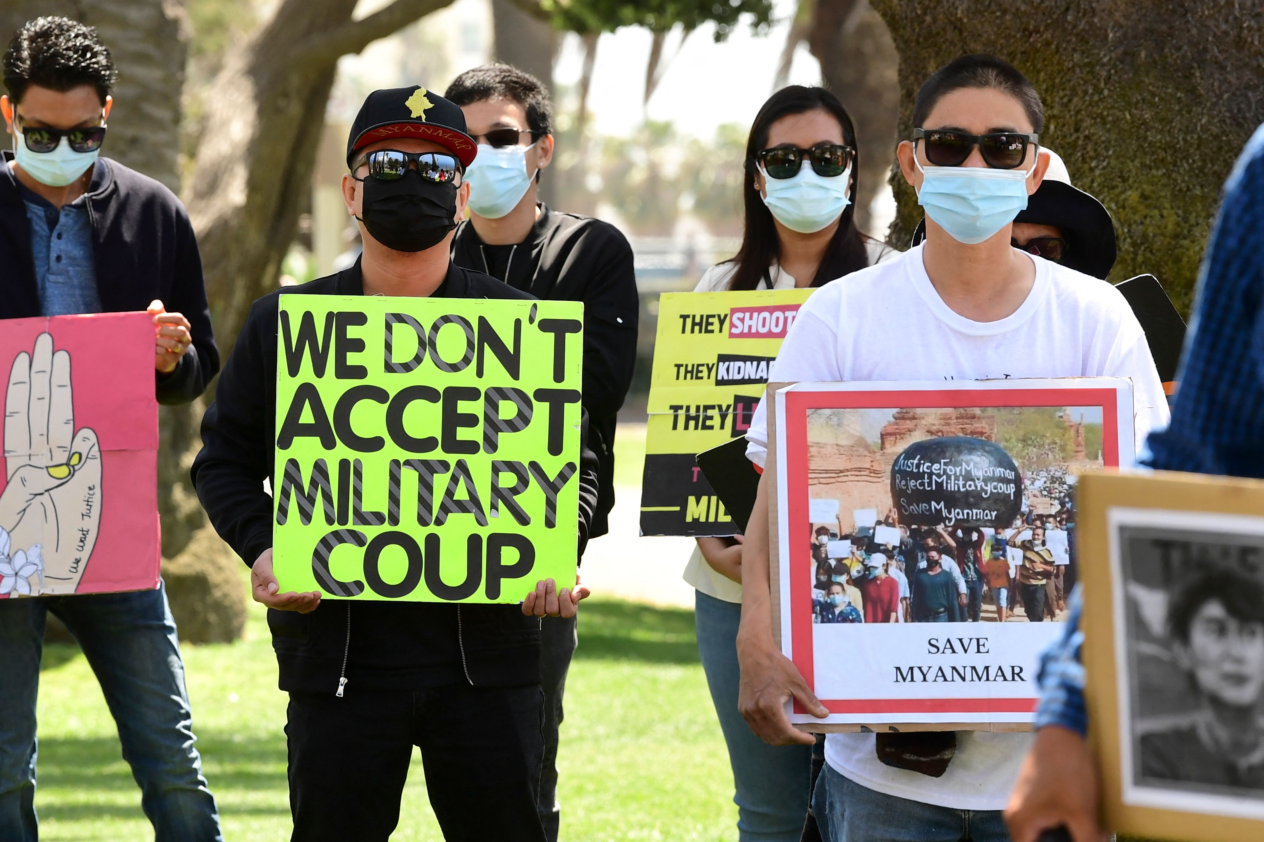 Para aktivis pro-demokrasi berunjuk rasa penentang kudeta militer Myanmar di depan Gedung PBB, Santa Monica, California, AS, Sabtu (10/4).
