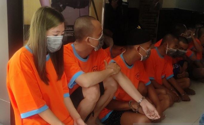 SG, Kepala Seolah Mts di selatan Cianjur, Jawa Barat, ditangkap bersama rekannnya, saat pesta sabu di dalam rumah kontrakan, Rabu (14/4).