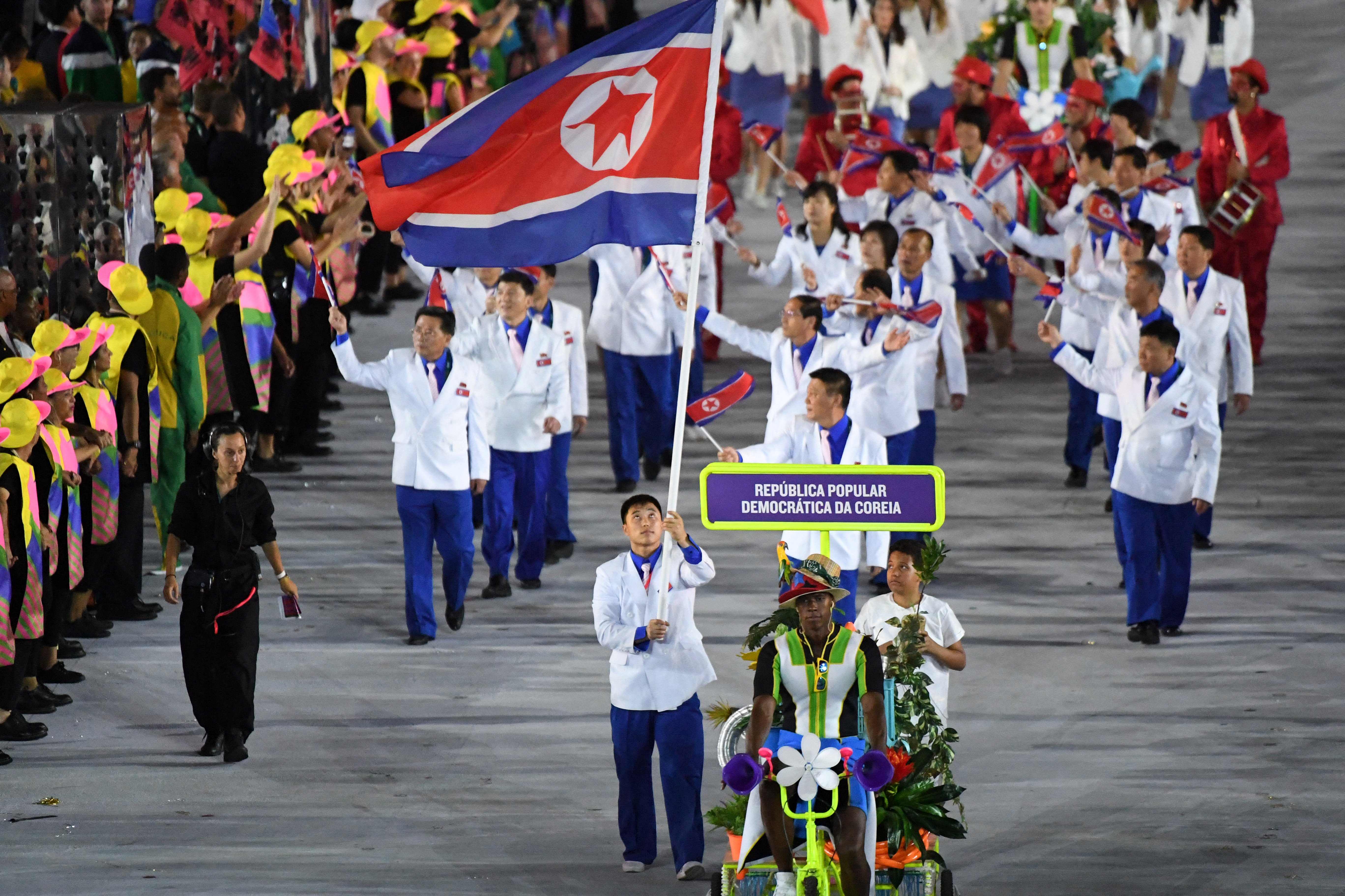 Kontingen Korea Utara berparade di multiajang Olimpiade 2016 di Rio de Janerio, Brasil.