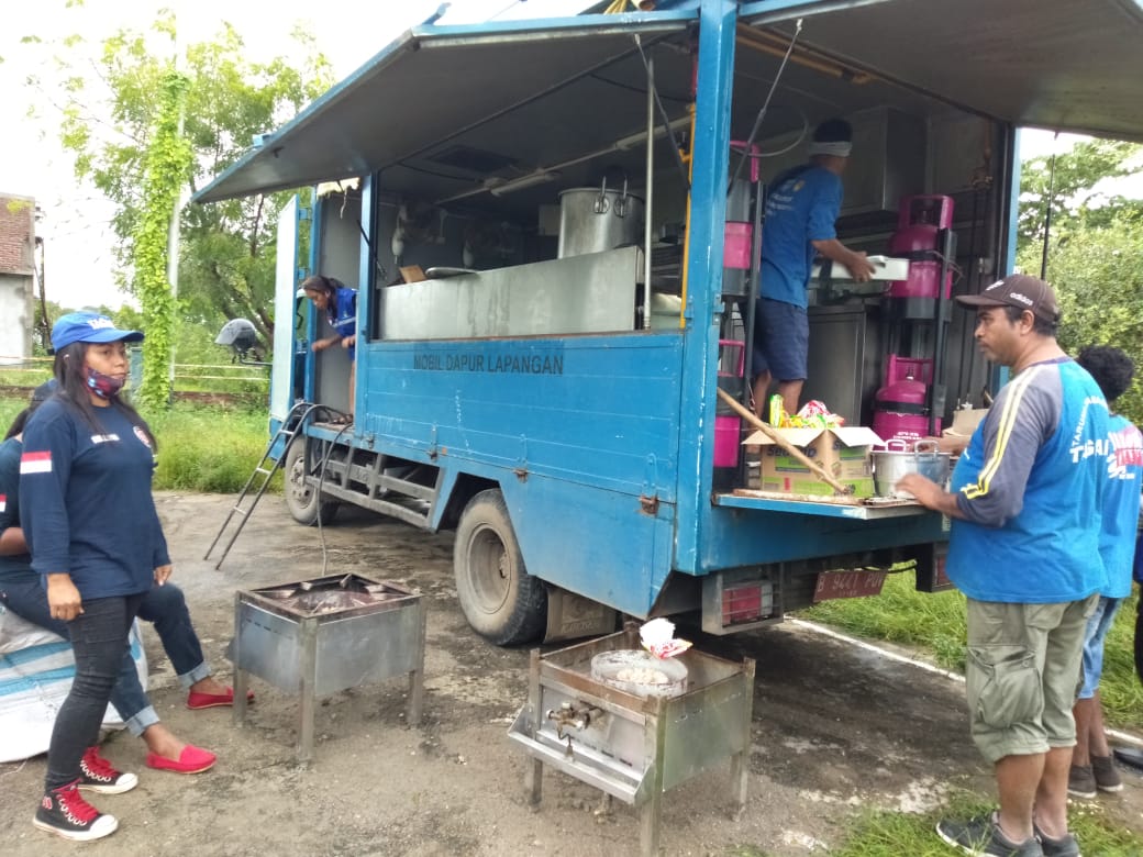 Dinsos P2KB Kabupaten Lembata, NTT mempersiapkan makanan berbuka puasa bagi tim relawan dan pengungsi yang menjalani ibadah puasa Ramadan.