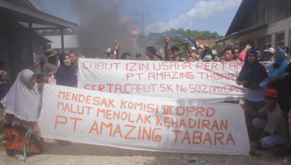 Ratusan Masyarakat Tiga Desa di Kecamatan Obi melakukan demo tolak masuknya PT.Amasing Tabara di desa mereka