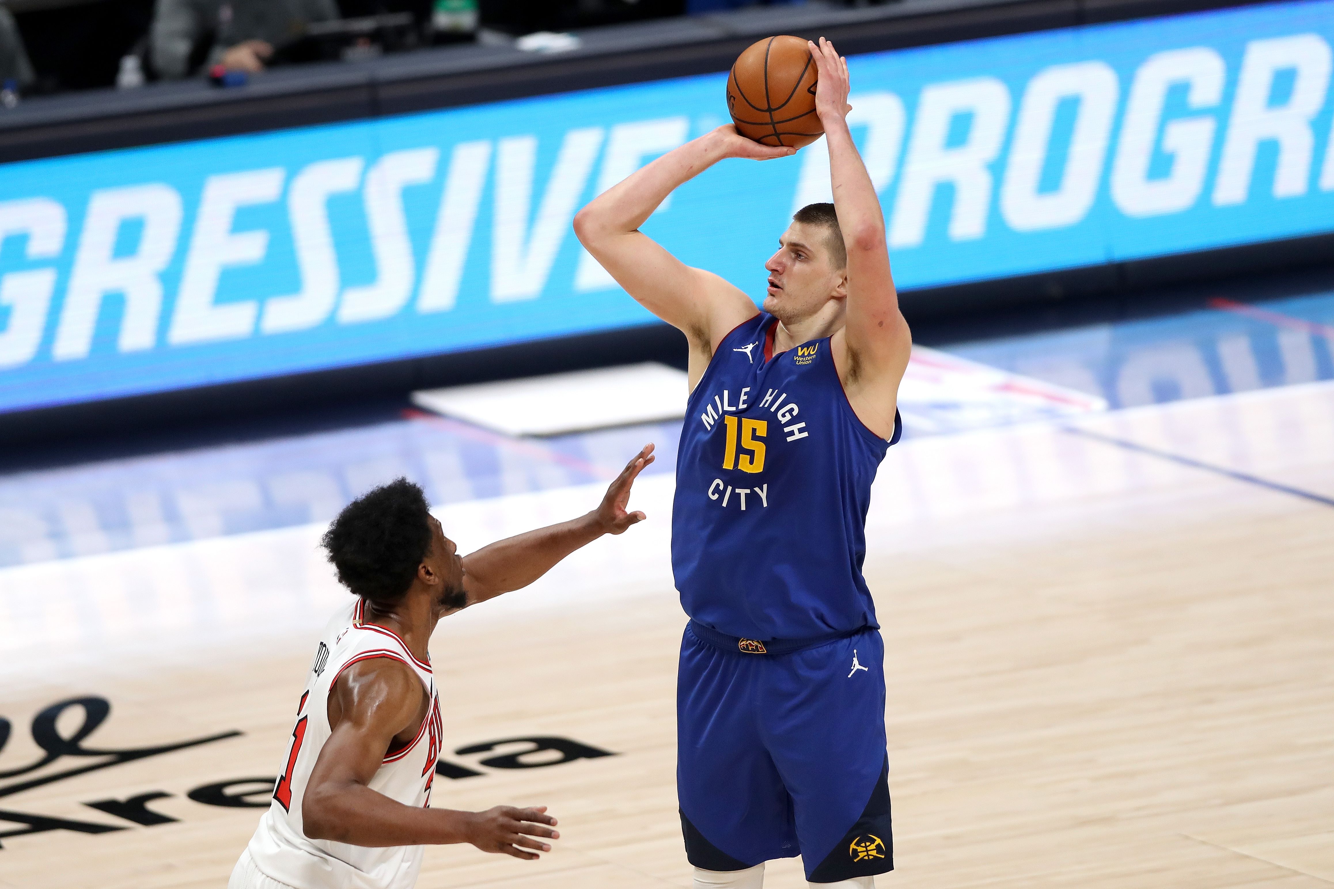 Aksi pebasket Nikola Jokic dari Denver Nuggets siap melakukan tembakan three point. 