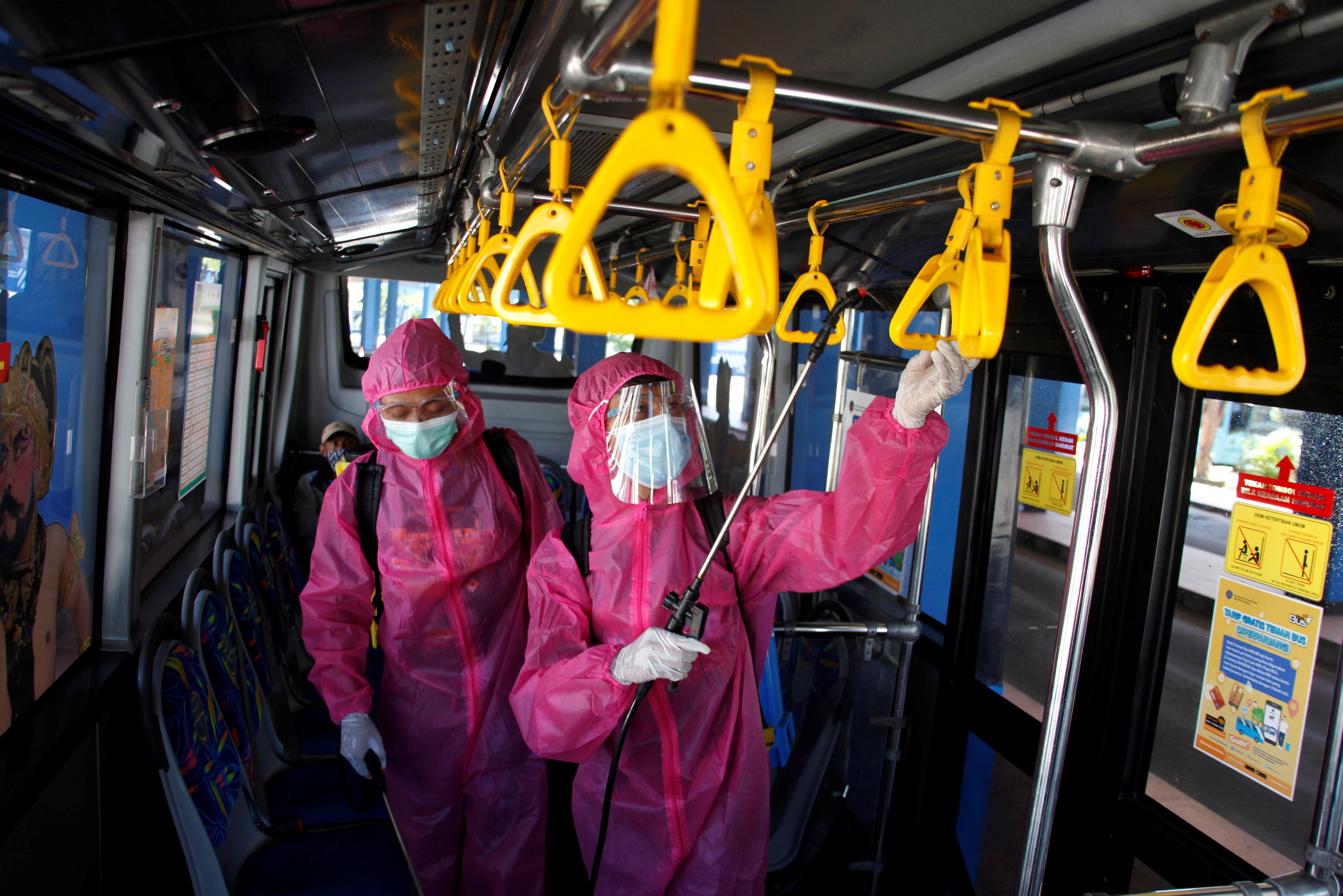 Petugas menyempotkan disinfektan pada bus Batik Solo Trans (BST) di Terminal Tipe A Tirtonadi Solo, Jawa Tengah, Kamis (22/4).