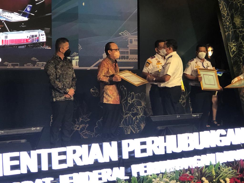 Direktur Utama Jasa Marga Subakti Syukur menerima langsung penghargaan sebagai BUJT berdedikasi atas Safety Action dari Kemenhub.