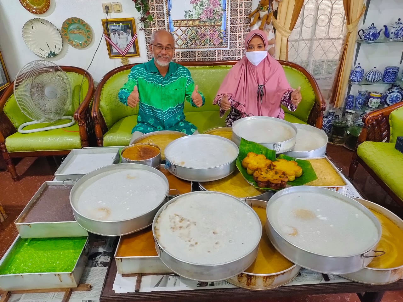 Atus dan suaminya menjual wadai khas Banjar, Kalimantan Selatan yang selalu ramai saat Ramadan dan Idul Fitri