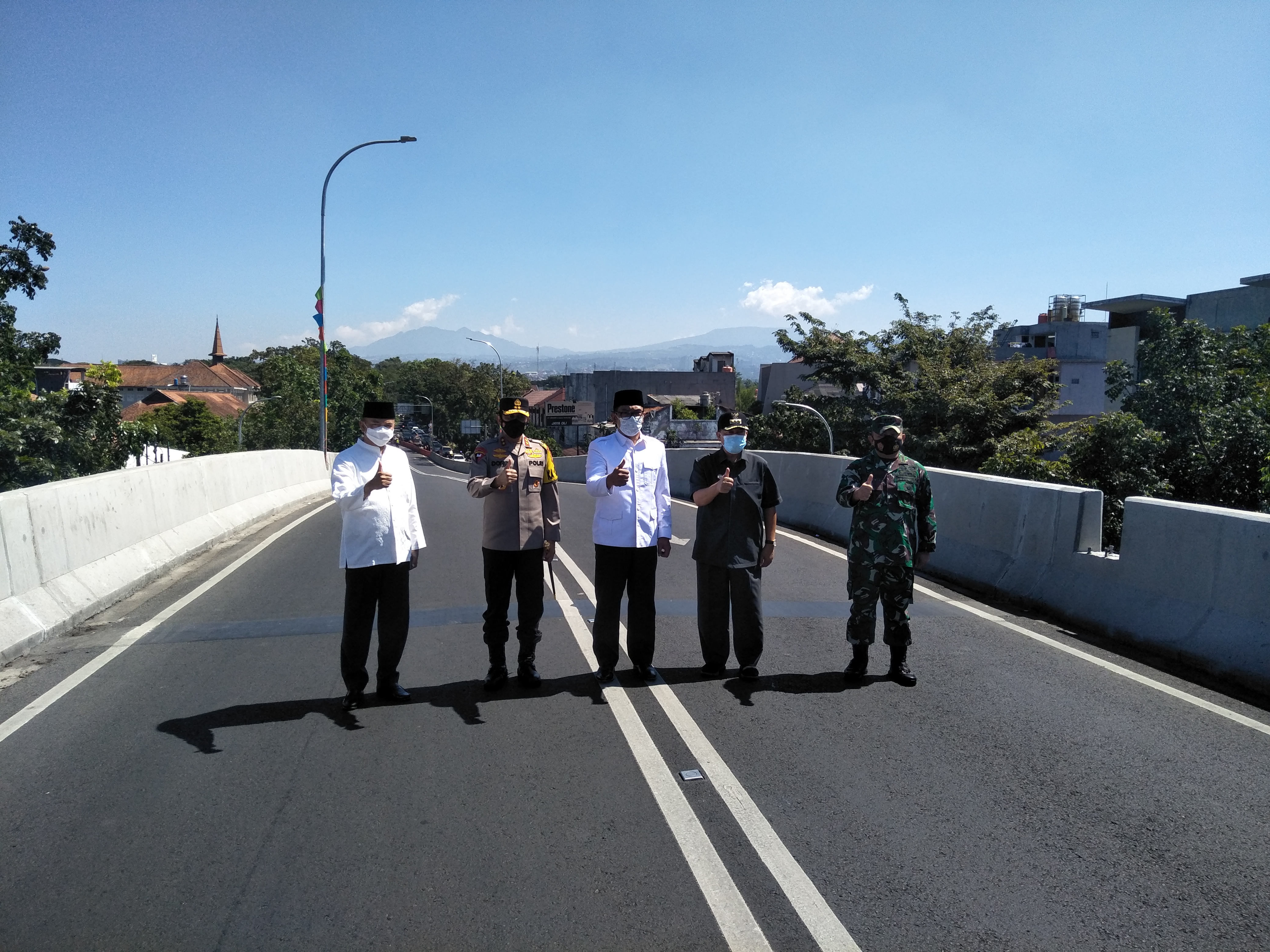 Gubernur Jawa Barat Ridwan Kamil bersama sejumlah pejabat saat meresmikan jalan layang baru di Kota Bandung