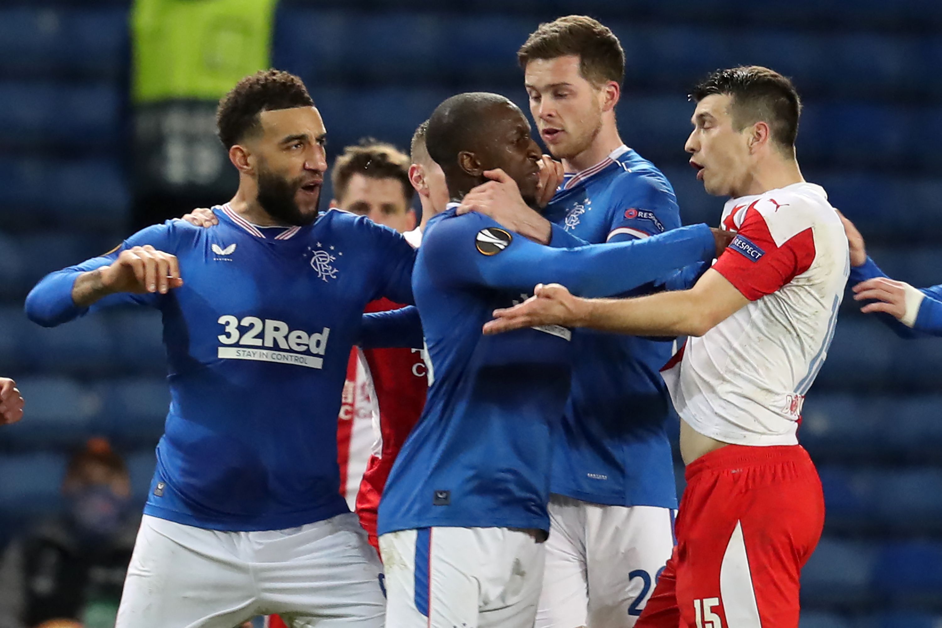 Bek Slavia Praha Ondrej Kudela (kanan) berkonfrontasi dengan gelandang Rangers Glen Kamara di laga Liga Europa.