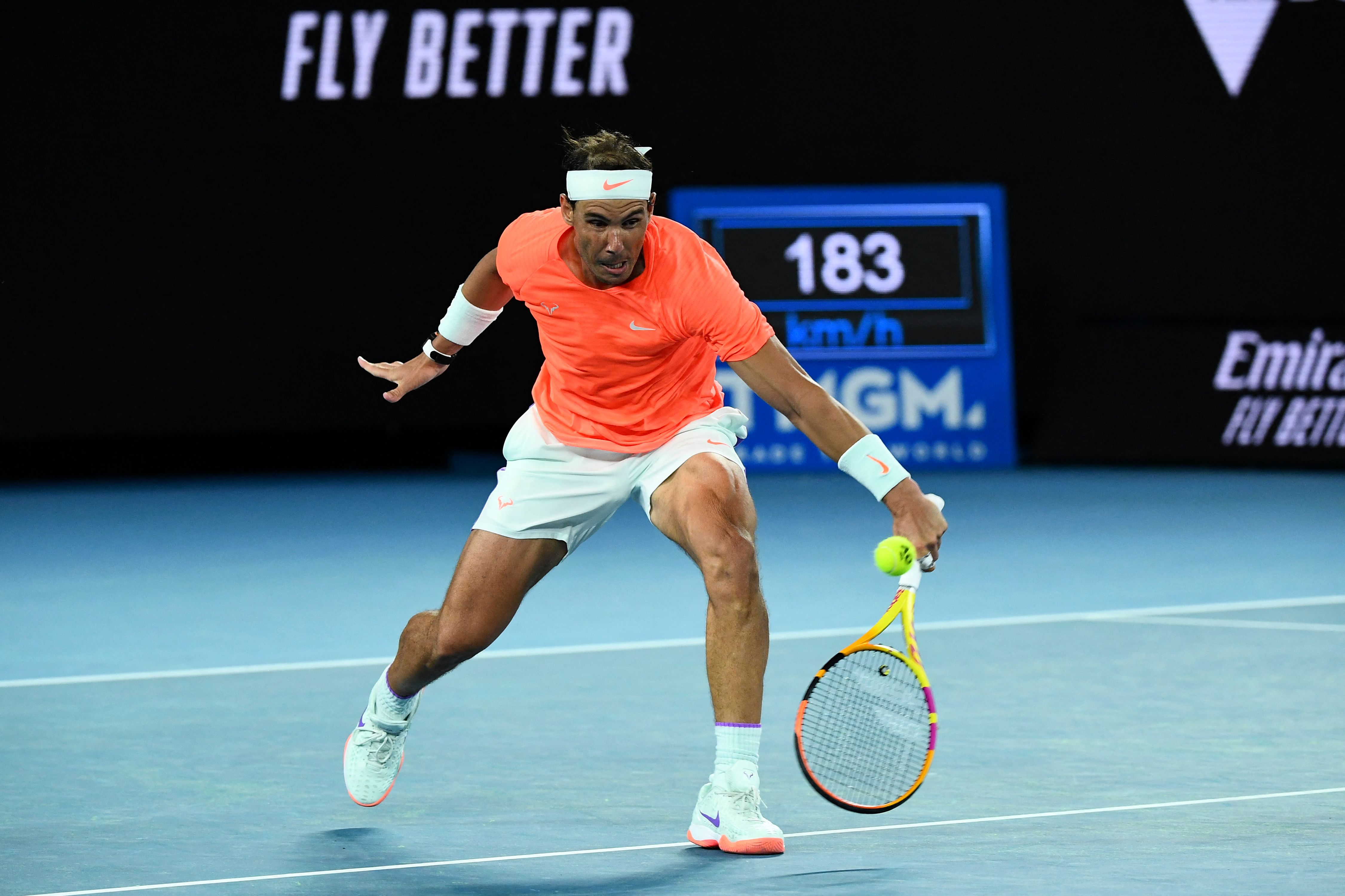 Aksi petenis nomor tiga dunia Rafael Nadal dari Spanyol di turnamen grand slam Australia Terbuka 2021.  