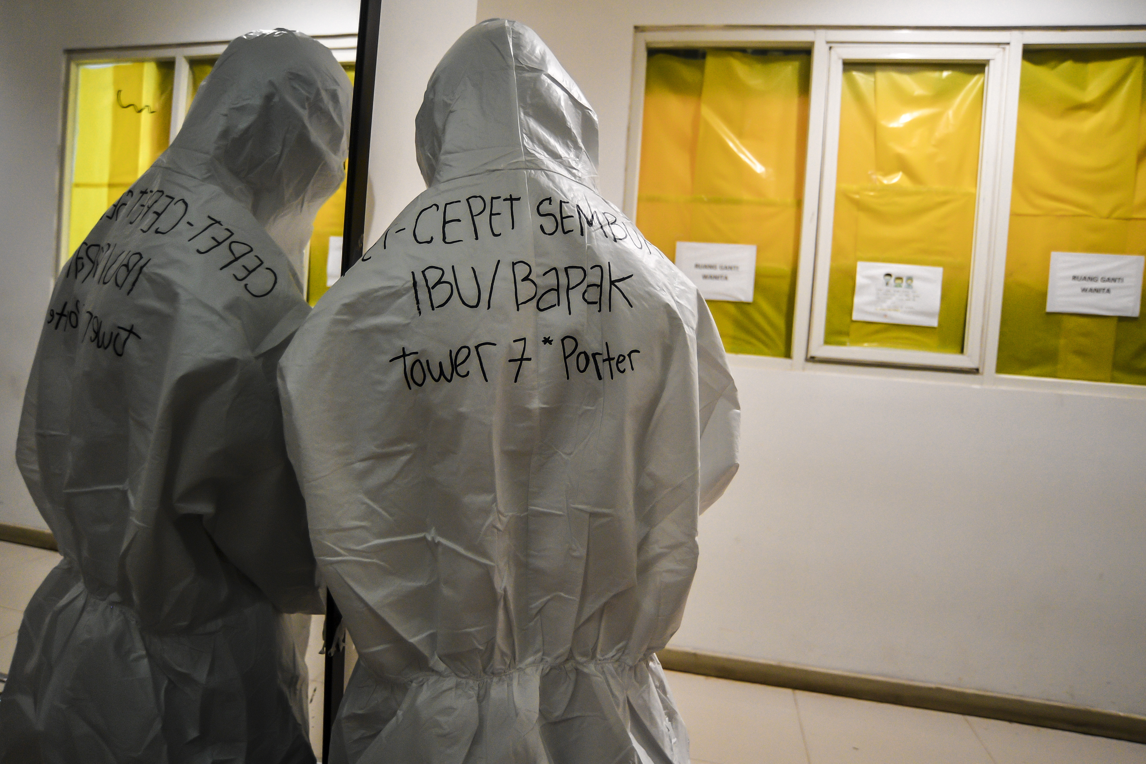 Seorang tenaga kesehatan menunggu giliran waktu bertugas di Rumah Sakit Darurat COVID-19 Wisma Atlet, Kemayoran, Jakarta, Selasa (2/3/2021).