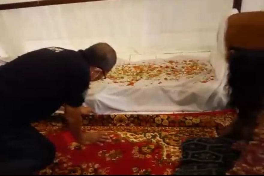 Kabid Kebudayaan Dinas Kebudayaan dan Pariwisata Brebes Wijanarto dan kunci makam Angkawijaya, Subekti, di pusara Panembahan Angkawijaya.