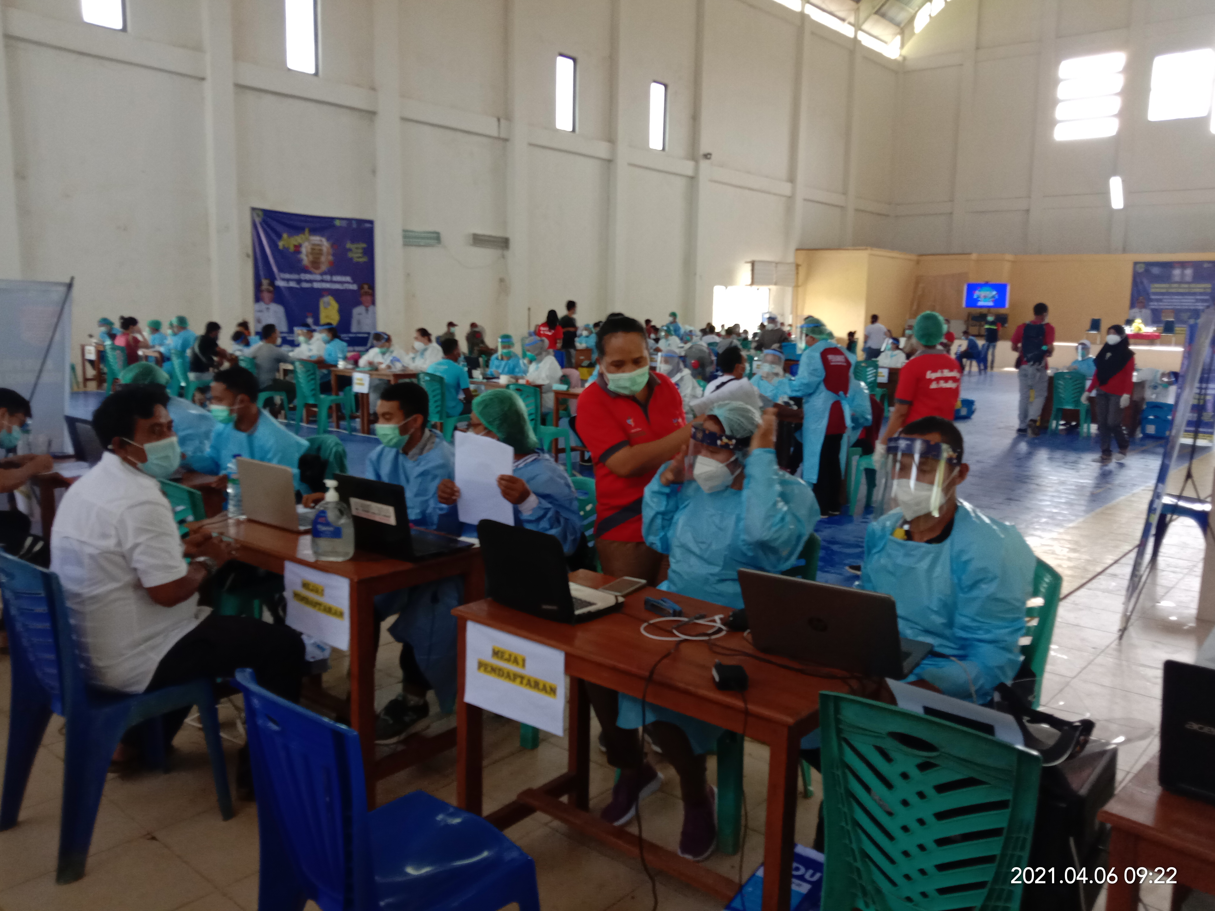 Pelaksanaan vaksinasi covid-19 di Labuan Bajo,  Kabupaten Manggarai Barat, Selasa (6/4/2021)