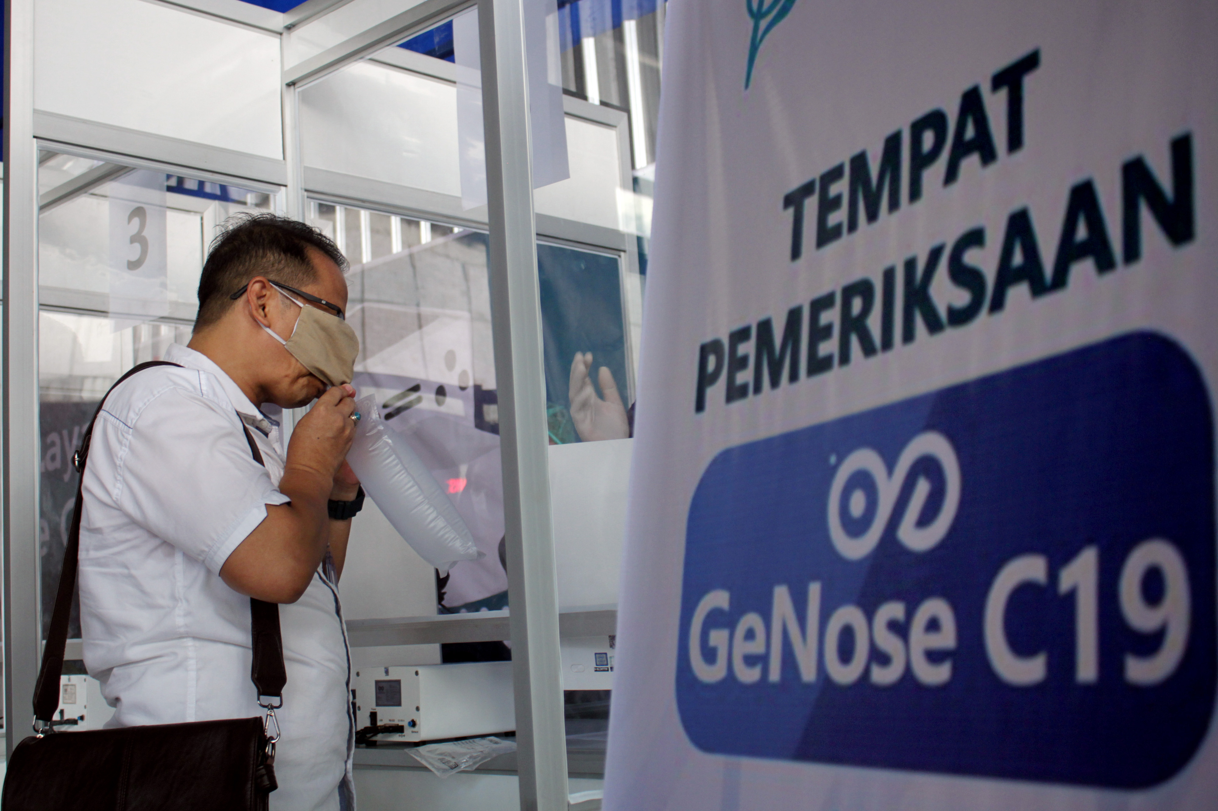 Calon penumpang pesawat menjalani tes deteksi covid-19 dengan metode GeNose C19.