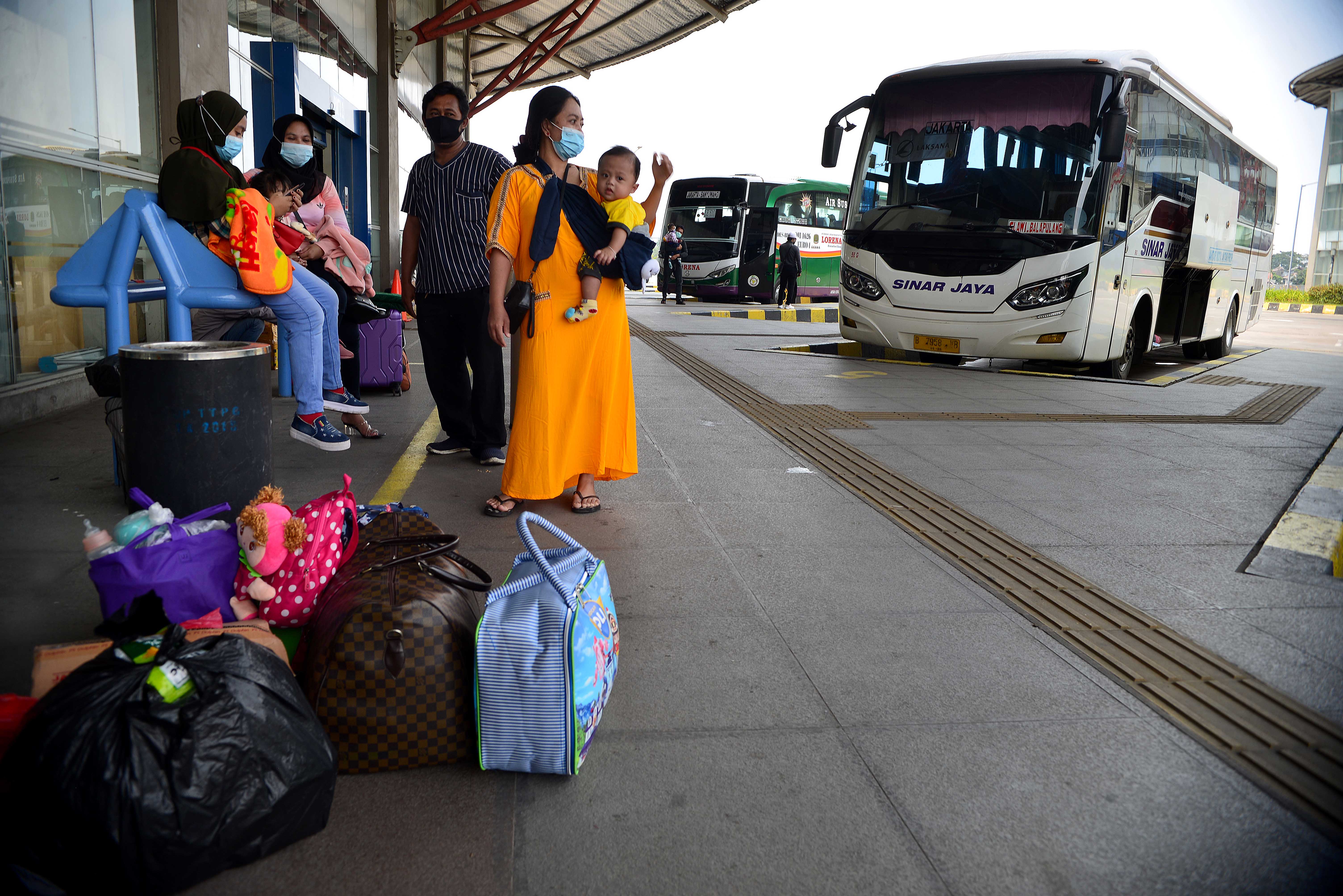 uasana ruang tunggu keberangkatan di Terminal Terpadu Pulo Gebang, Cakung, Jakarta, Senin (19/04/2021). 