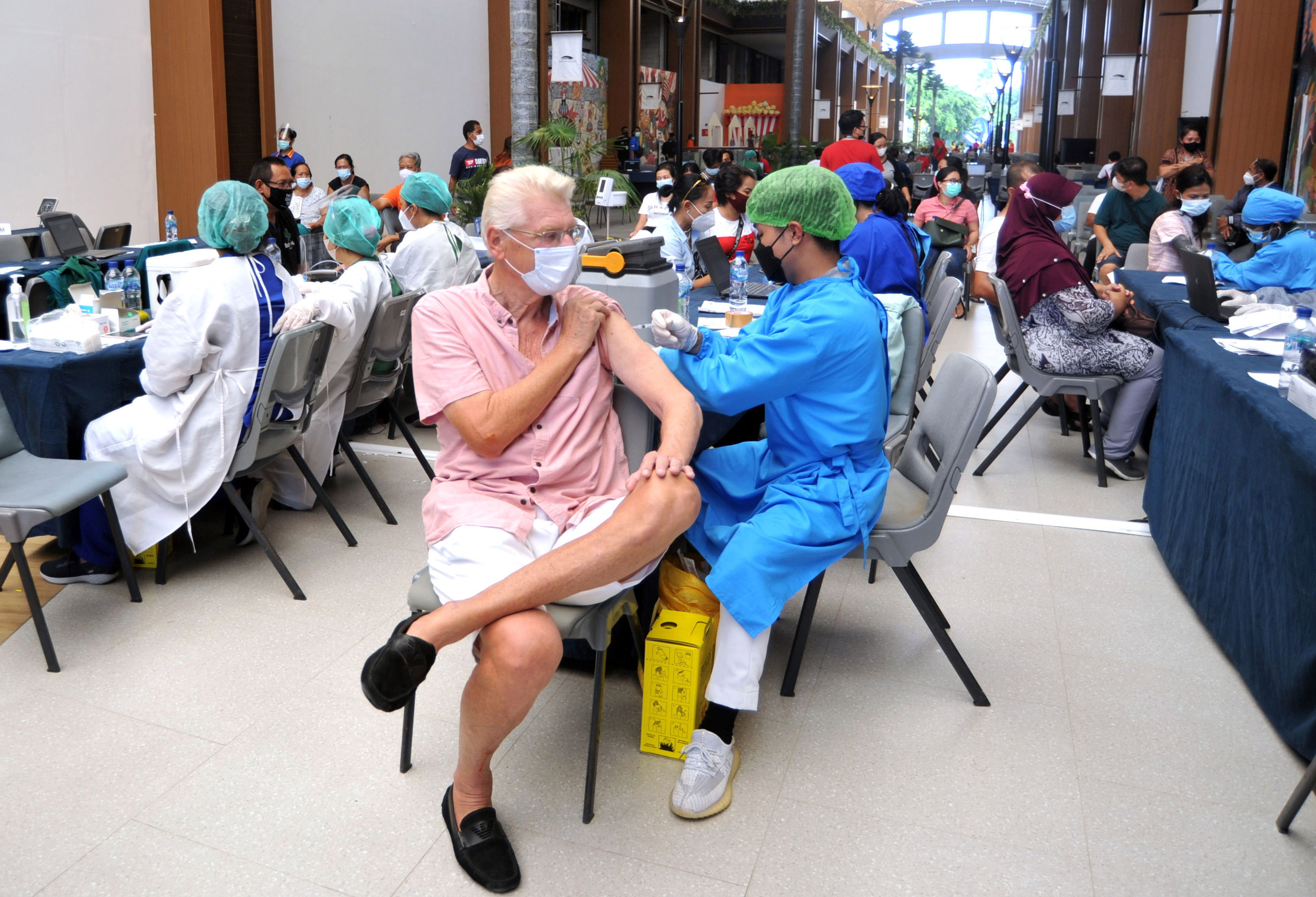 Vaksinasi di Discovery Shopping Mall, Kuta, Badung, Bali