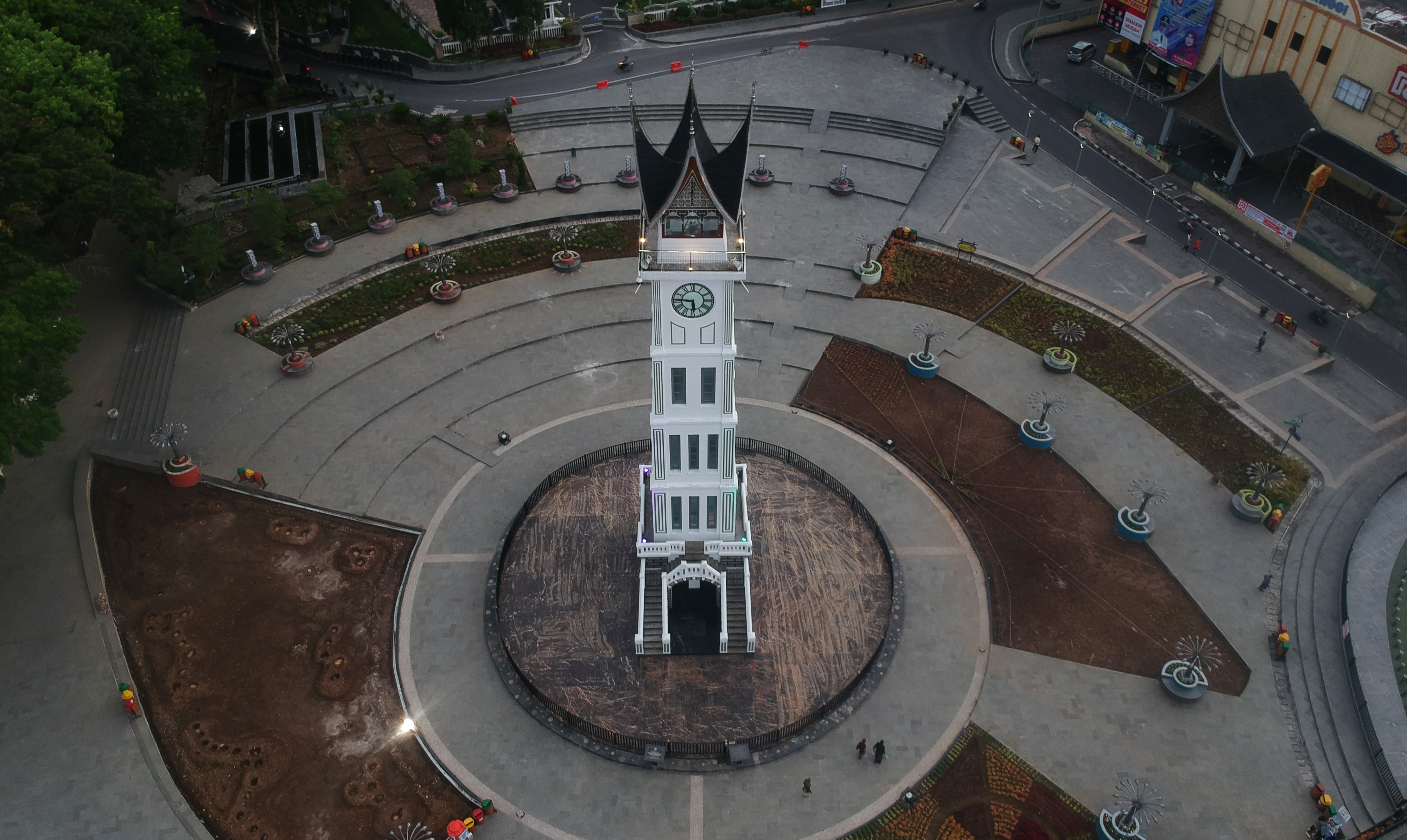 Suasana kawasan Jam Gadang yang sepi saat senja di Kota Bukittinggi, Sumatera Barat.