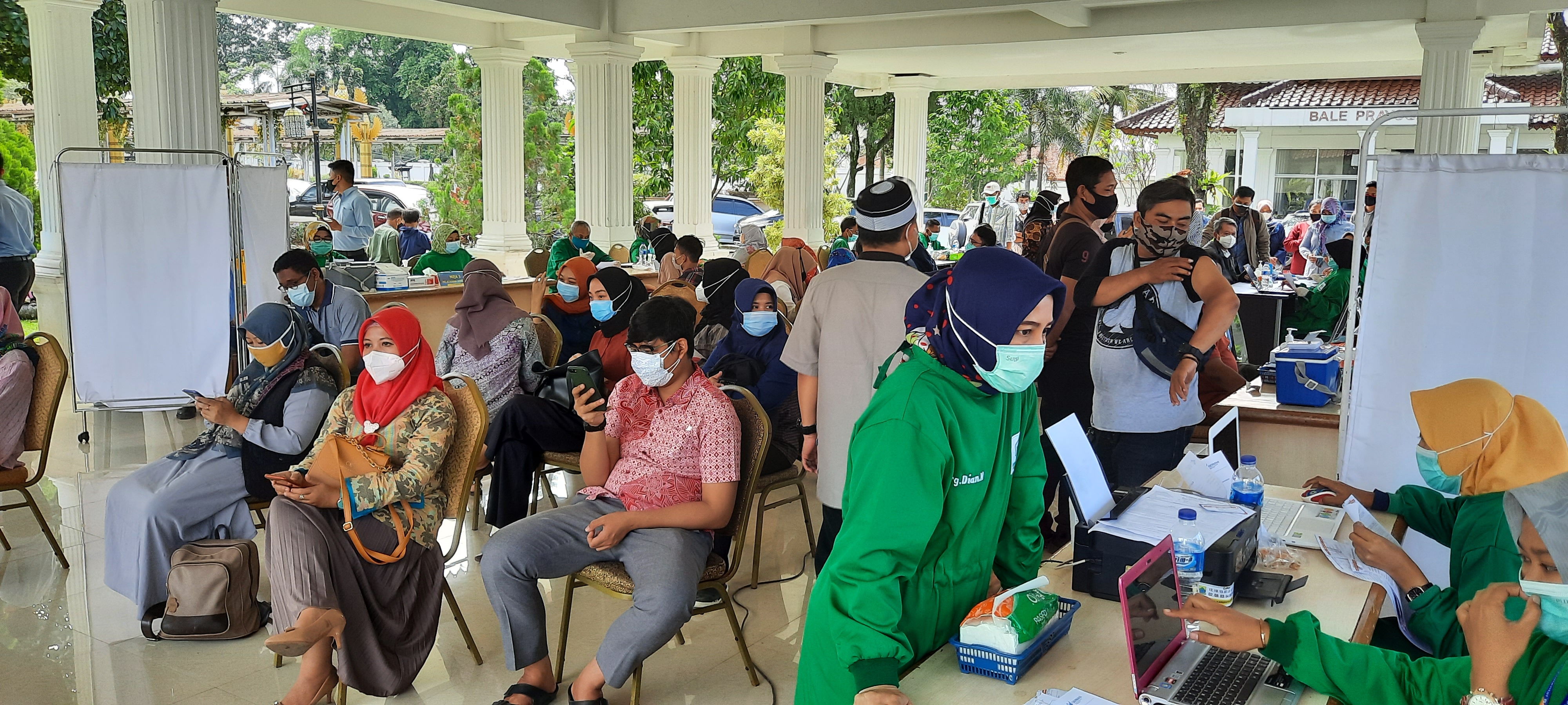 Berbagai kalangan sasaran penerima vaksin di wilayah UPTD Puskesmas Cianjur Kota, Selasa (6/4/2021).