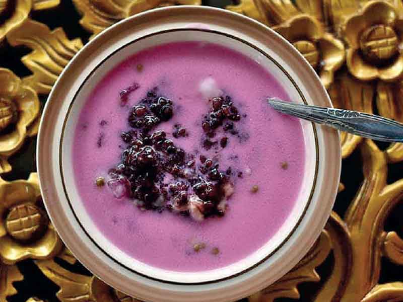 BUBUR KAMPIUN: Penganan bubur kampiun, bubur khas Sumatra Barat, terbuat dari campuran ketan putih yang dikukus