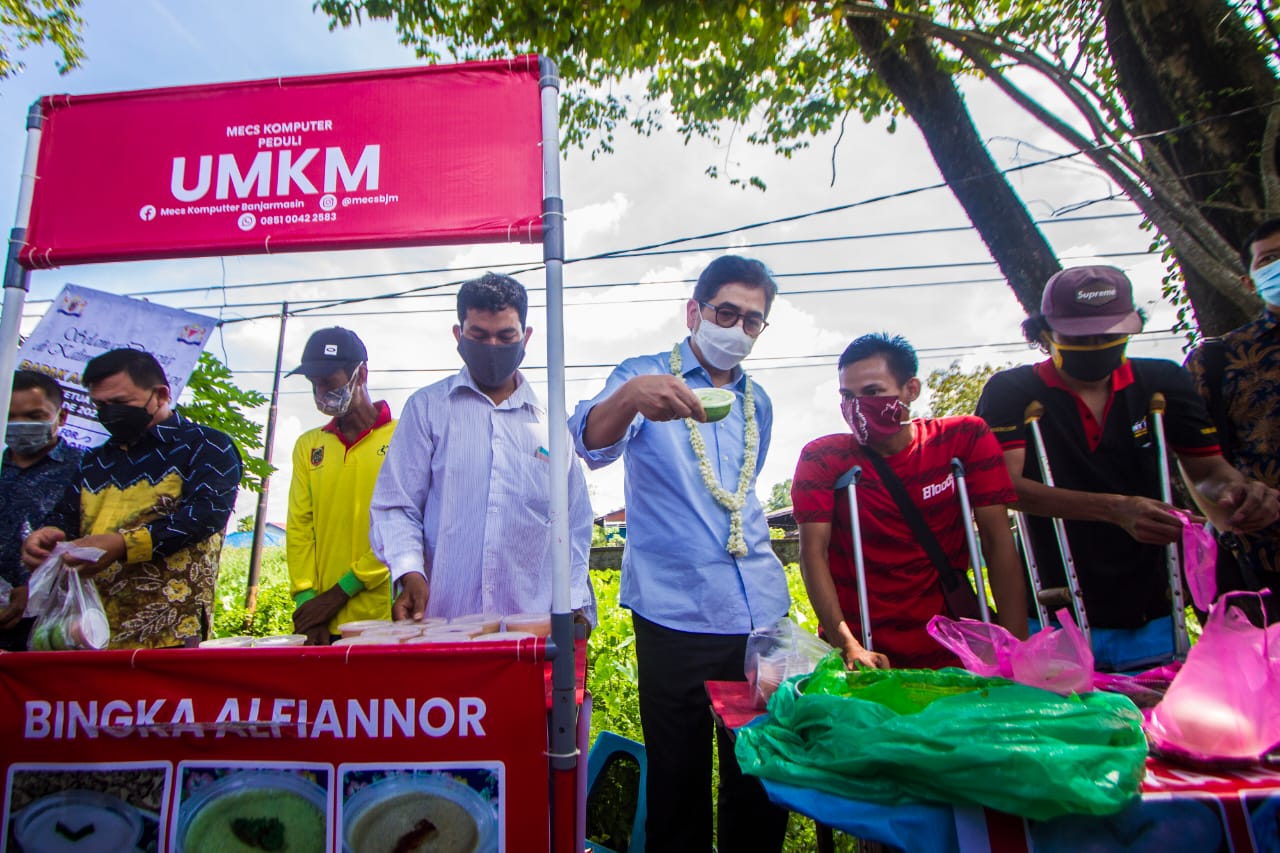 Waketum Kadin  Arsjad Rasjid mengangkat kue yang dijual UMKM di Banjarmasin, Kalimantan Selatan, Rabu (28/4/2021)
