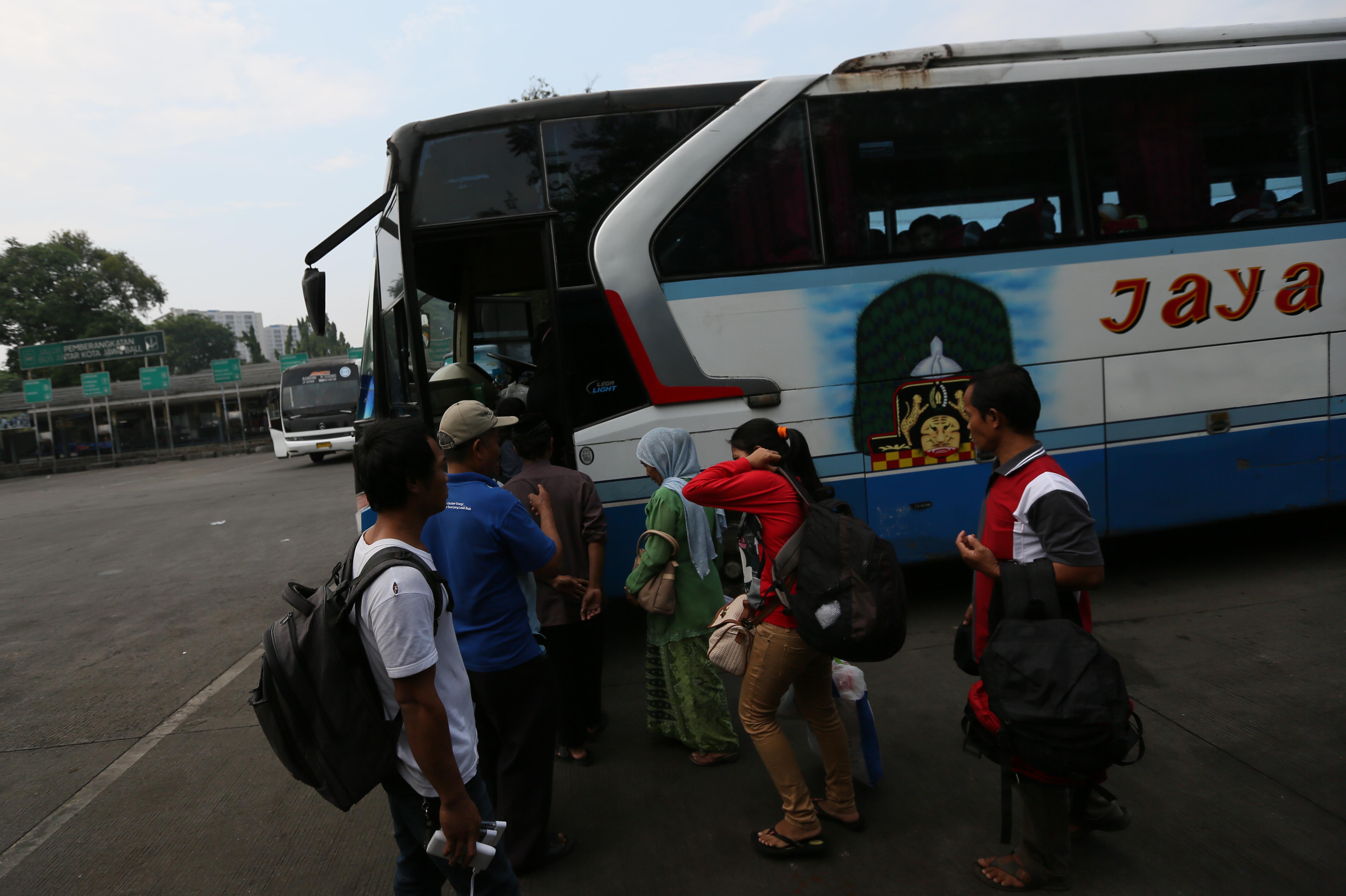 Ilustrasi-penumpang memasuki bus AKAP di Terminal Pulogadung, Jakarta