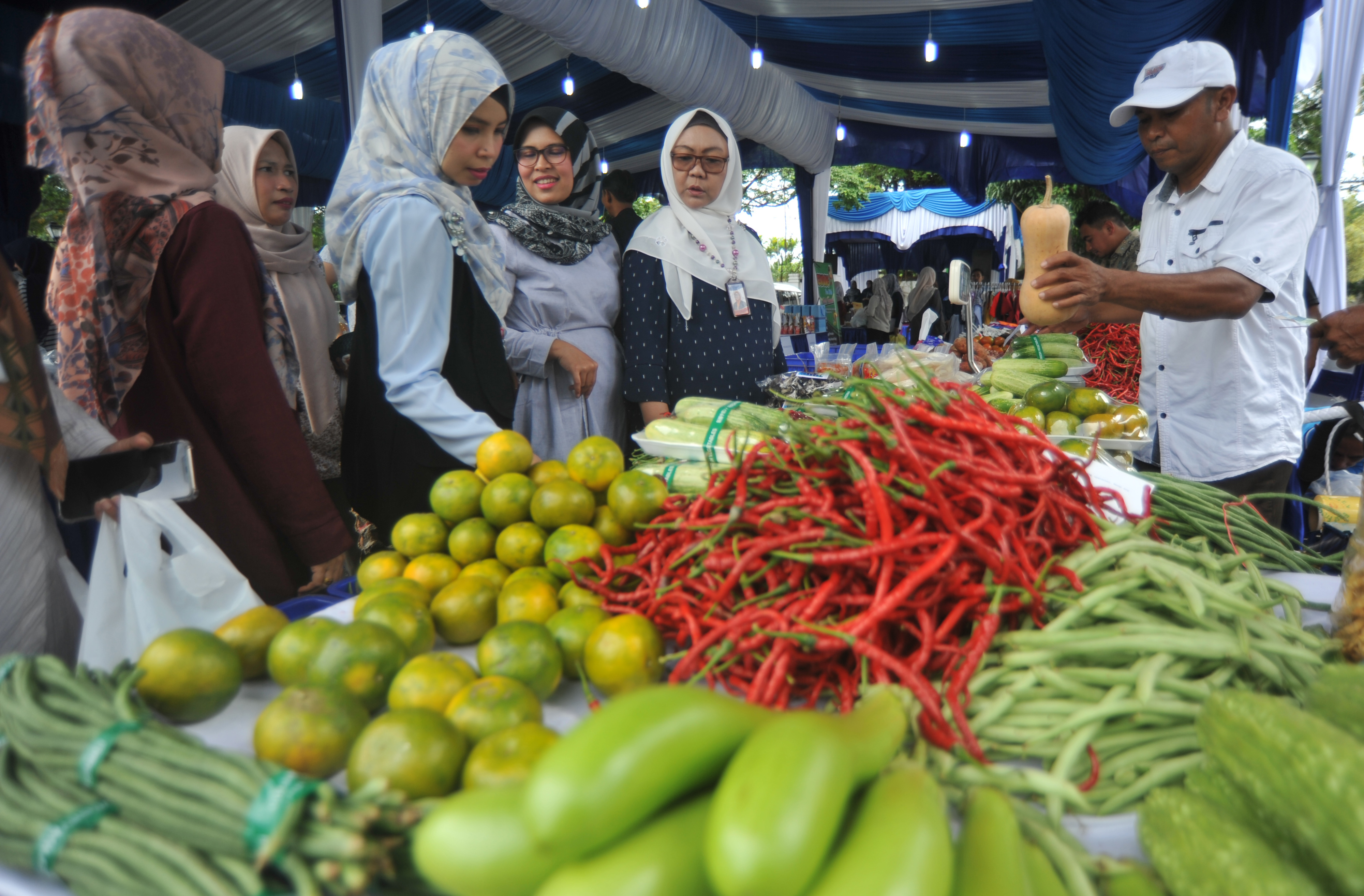 Warga berbelanja kebutuhan pokok di Kota Padang menjelang Ramadan