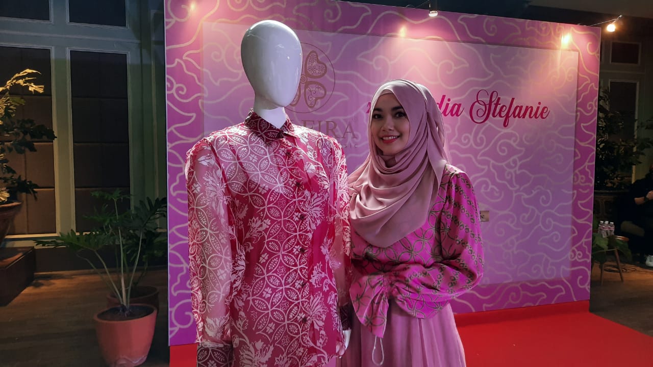 Nadia Stefanie dengan salah satu koleksi batiknya yang berwarna khas pink.