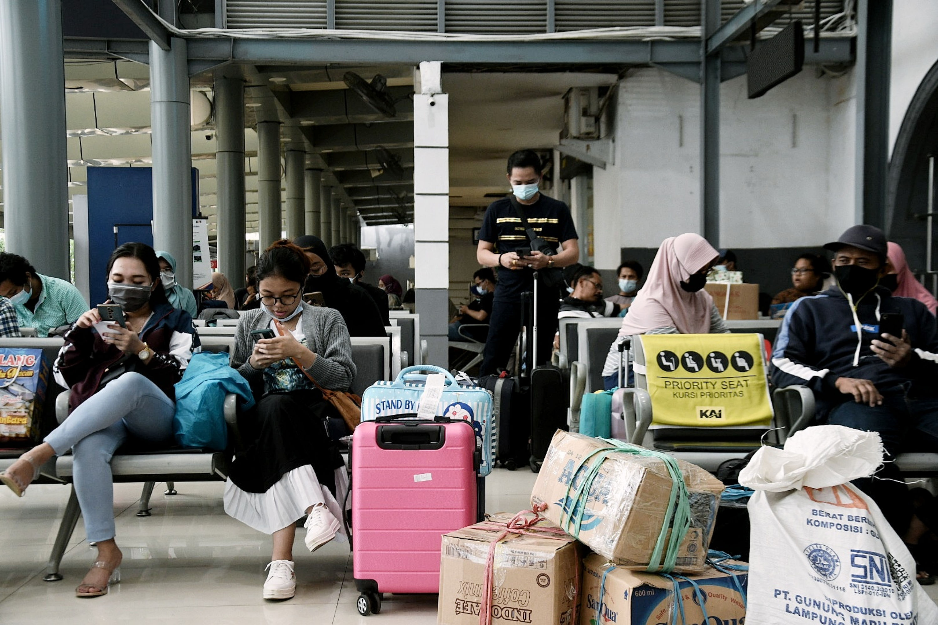 Calon penumpang kereta api menanti keberangkatan kereta yang akan dinaikinya di Stasiun Pasar Senen, Jakarta, Minggu (11/4)