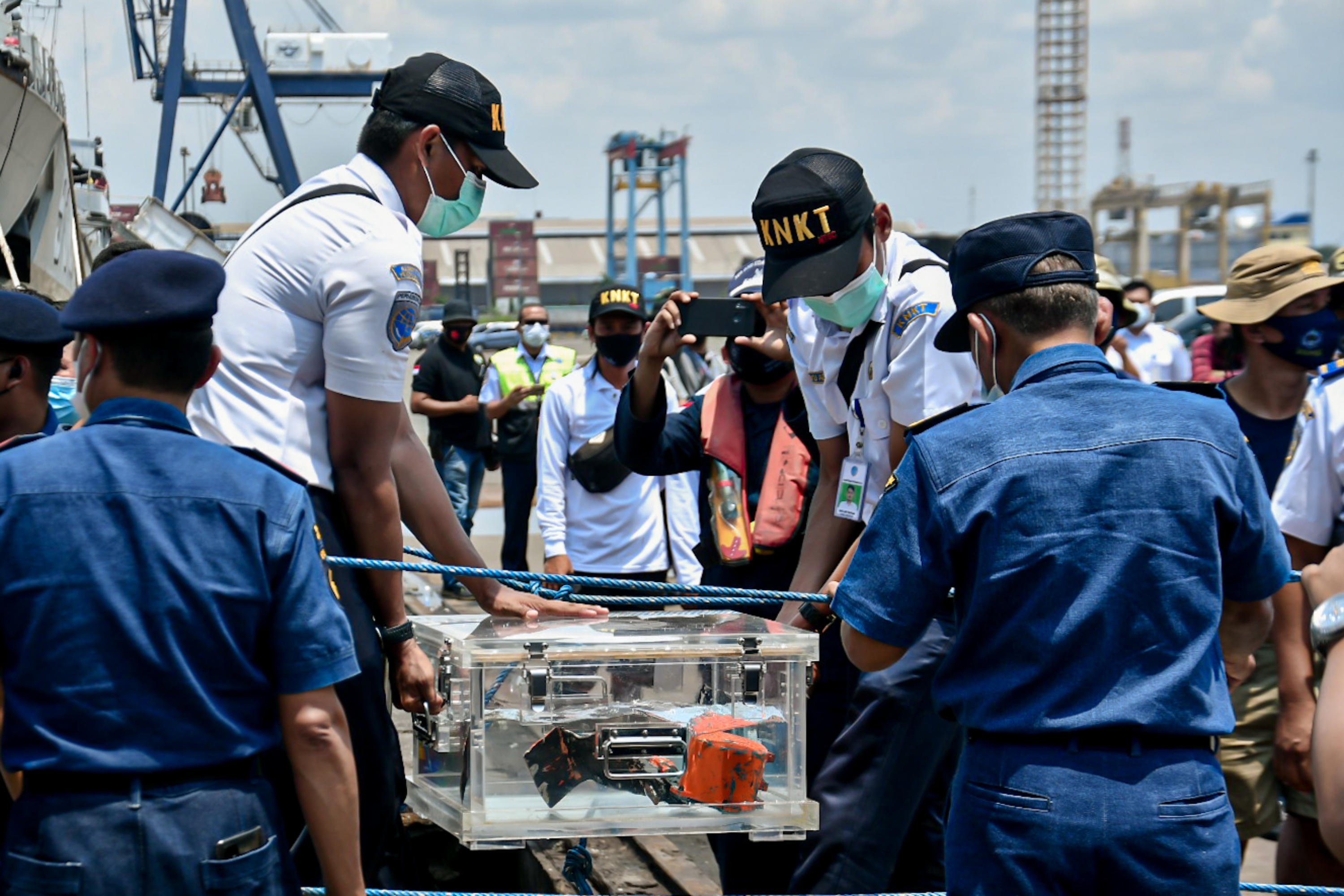  Petugas Komite Nasional Keselamatan Transportasi (KNKT) mengangkat cockpit voice recorder (CVR) usai ditemukan di perairan Kepulauan Seribu