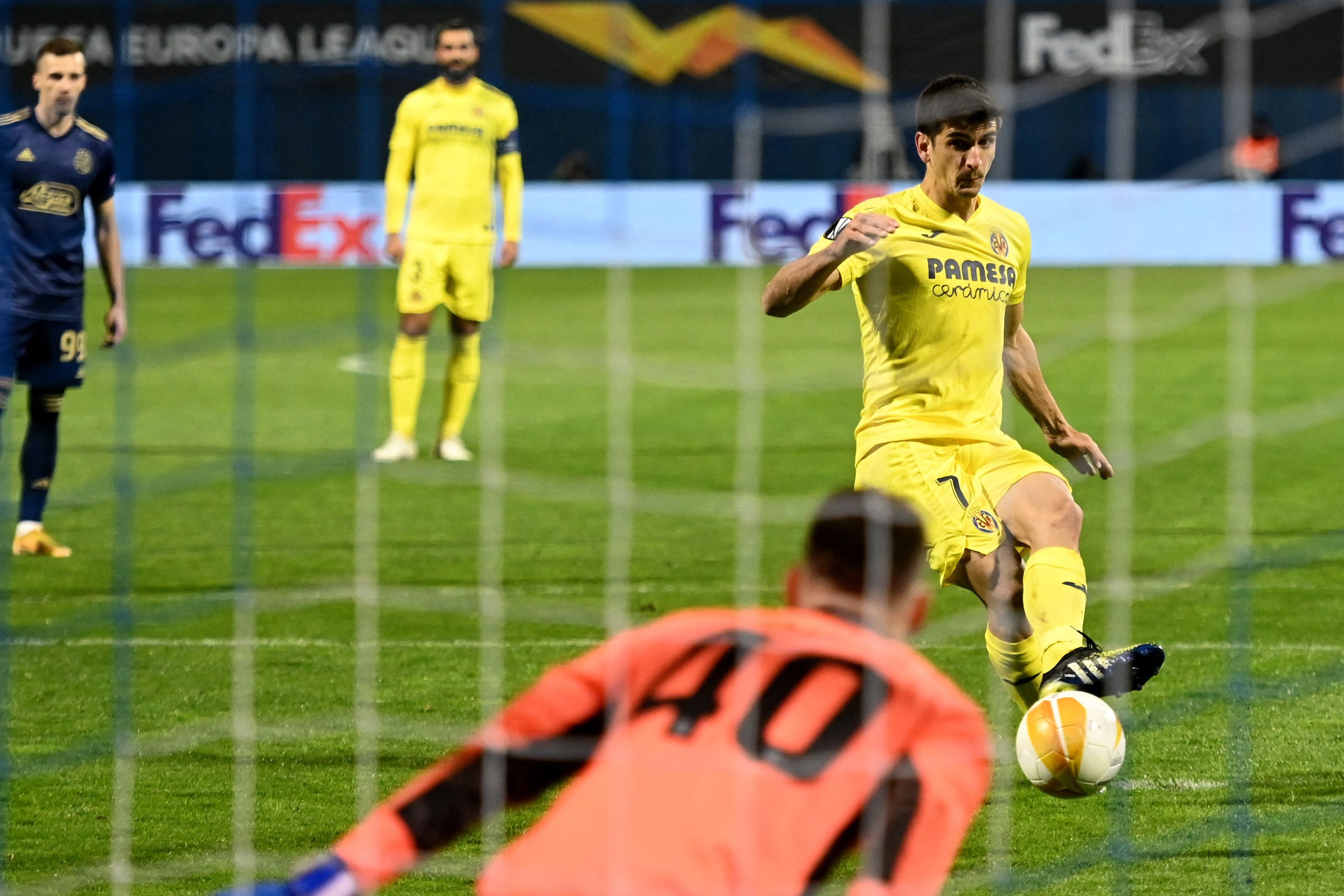 Bek Villarreal Alberto Moreno mencetak gol dari titik penalti dalam laga Liga Europa melawan Dinamo Zagreb.