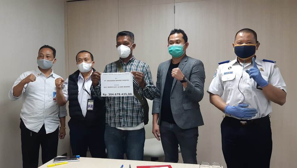 Serah terima asuransi kematian Awak Buah Kapal (ABK) atas nama Laode Wawan yang meninggal karena sakit di Dakar, Senegal, Afrika, Rabu (14/4