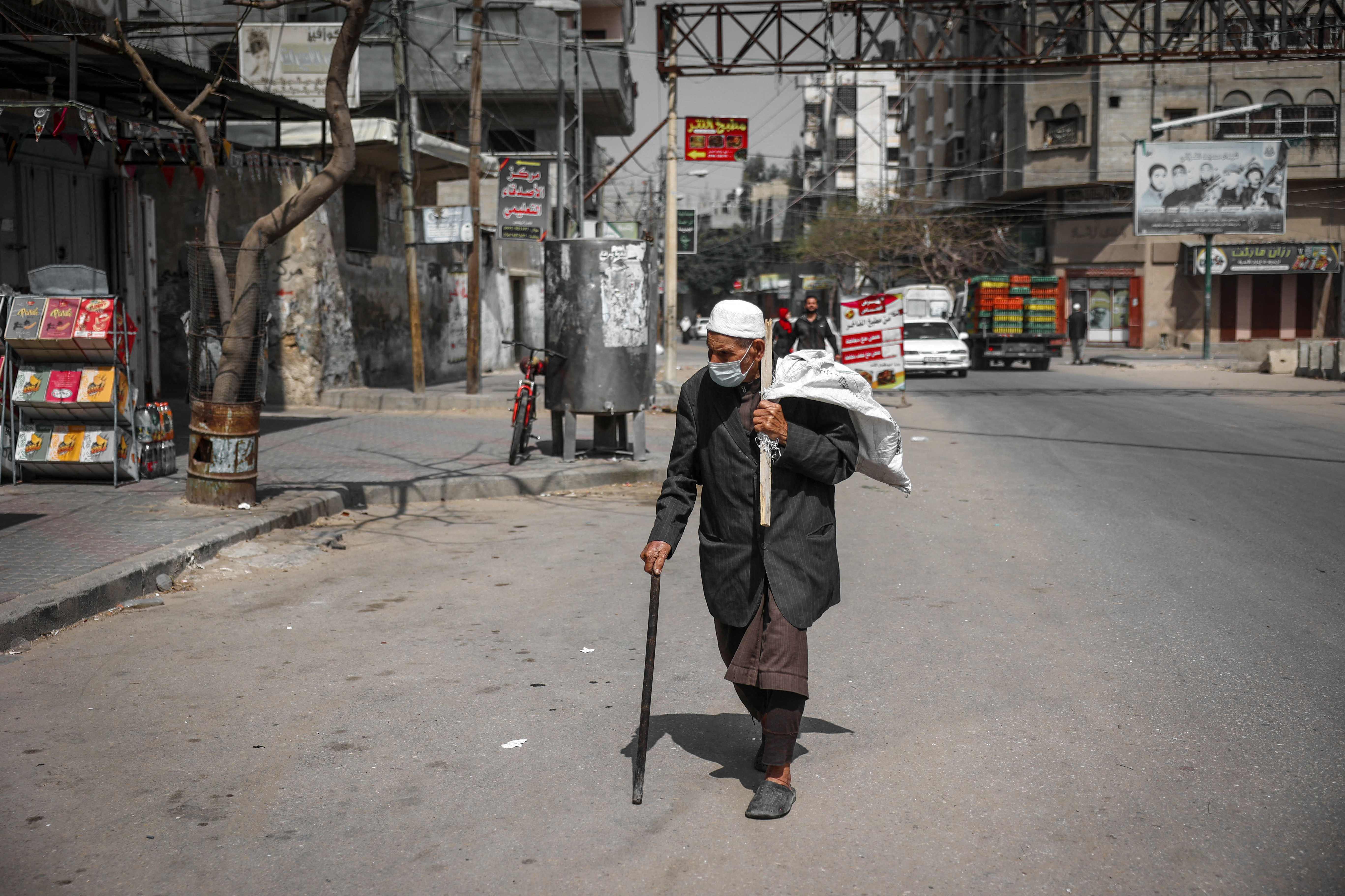 Seorang lansia Palestina bermasker di kota Gaza selama krisis pandemi virus korona, Kamis (29/4). 