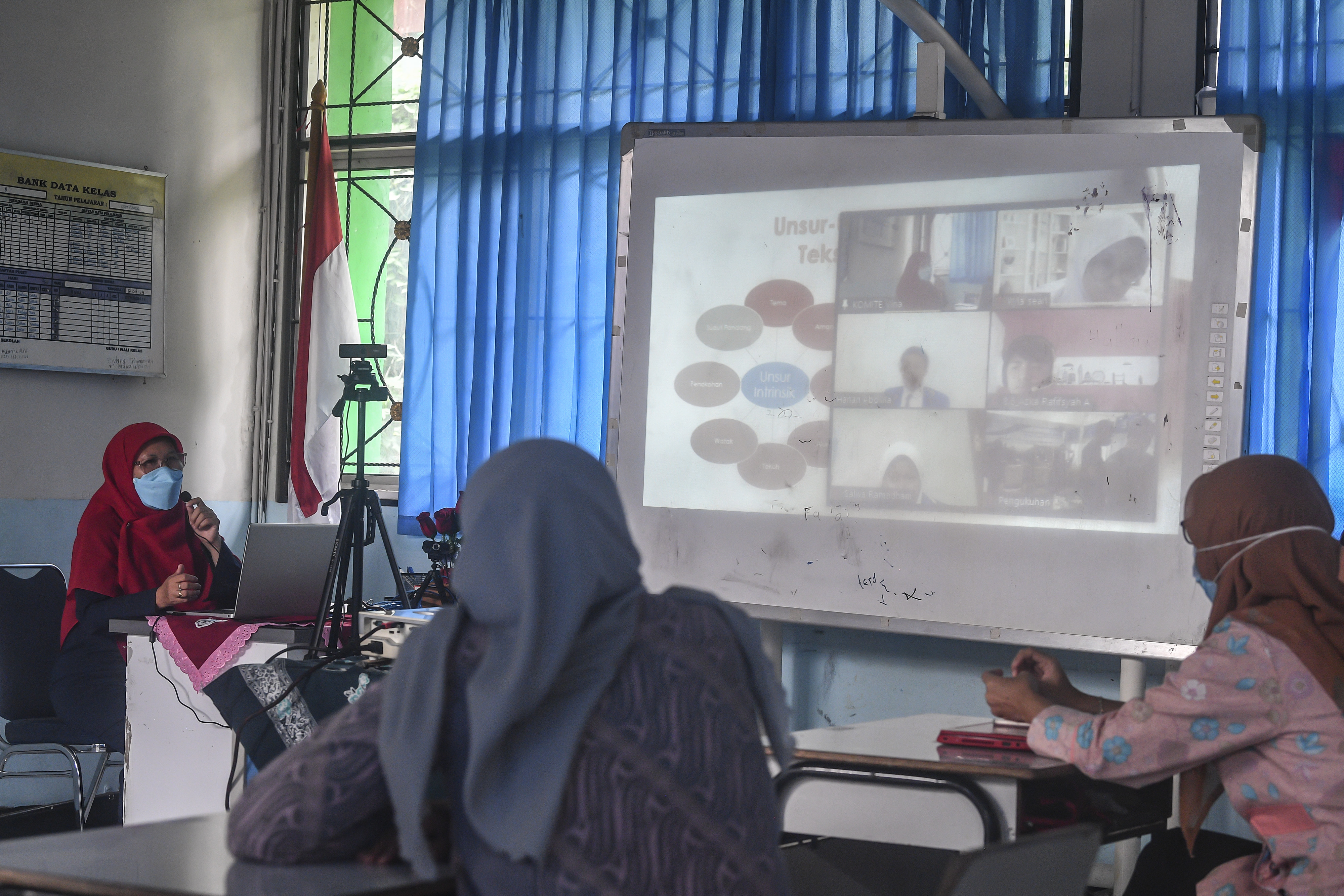 Guru beserta orang tua murid mengikuti simulasi sekolah campuran tatap muka dan daring (hybrid) di SMP 255, Jakarta Timur.