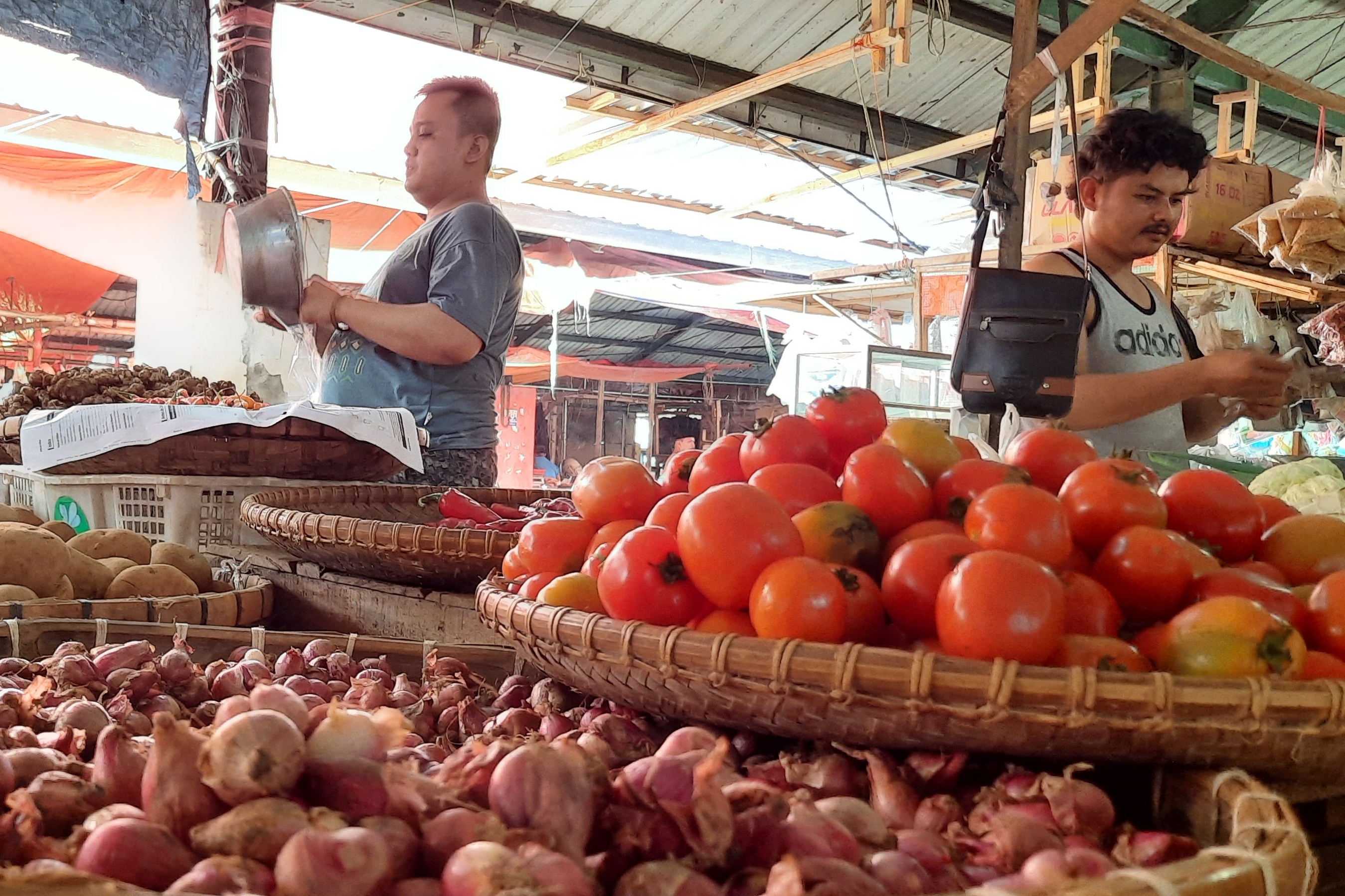 Sejumlah komoditas kebutuhan masyarakat di Pasar Induk Cianjur, Jawa Barat, yang biasanya banyak dibeli menghadapi awal Ramadan.