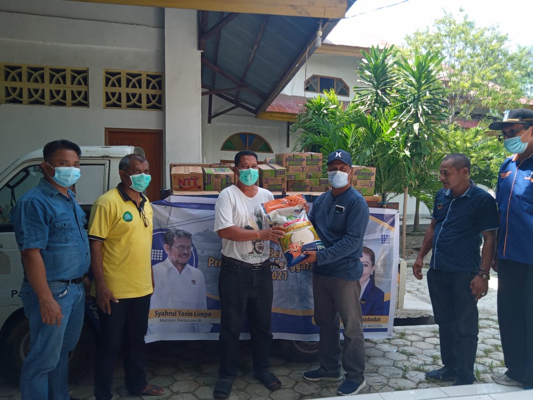 Sekretaris Wilayah DPW Partai NasDem Provinsi NTT Alexander Take Ofong salurkan bantuan untuk korban banjir di NTT.