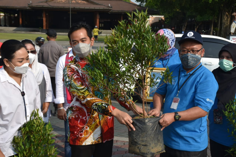 Wali Kota Gibran Rakabuming Raka bersama Pimpinan BI Solo Djoko Prasetio dan anggota Rotary Clubs Solo Area melakukan penanaman penghijauan 
