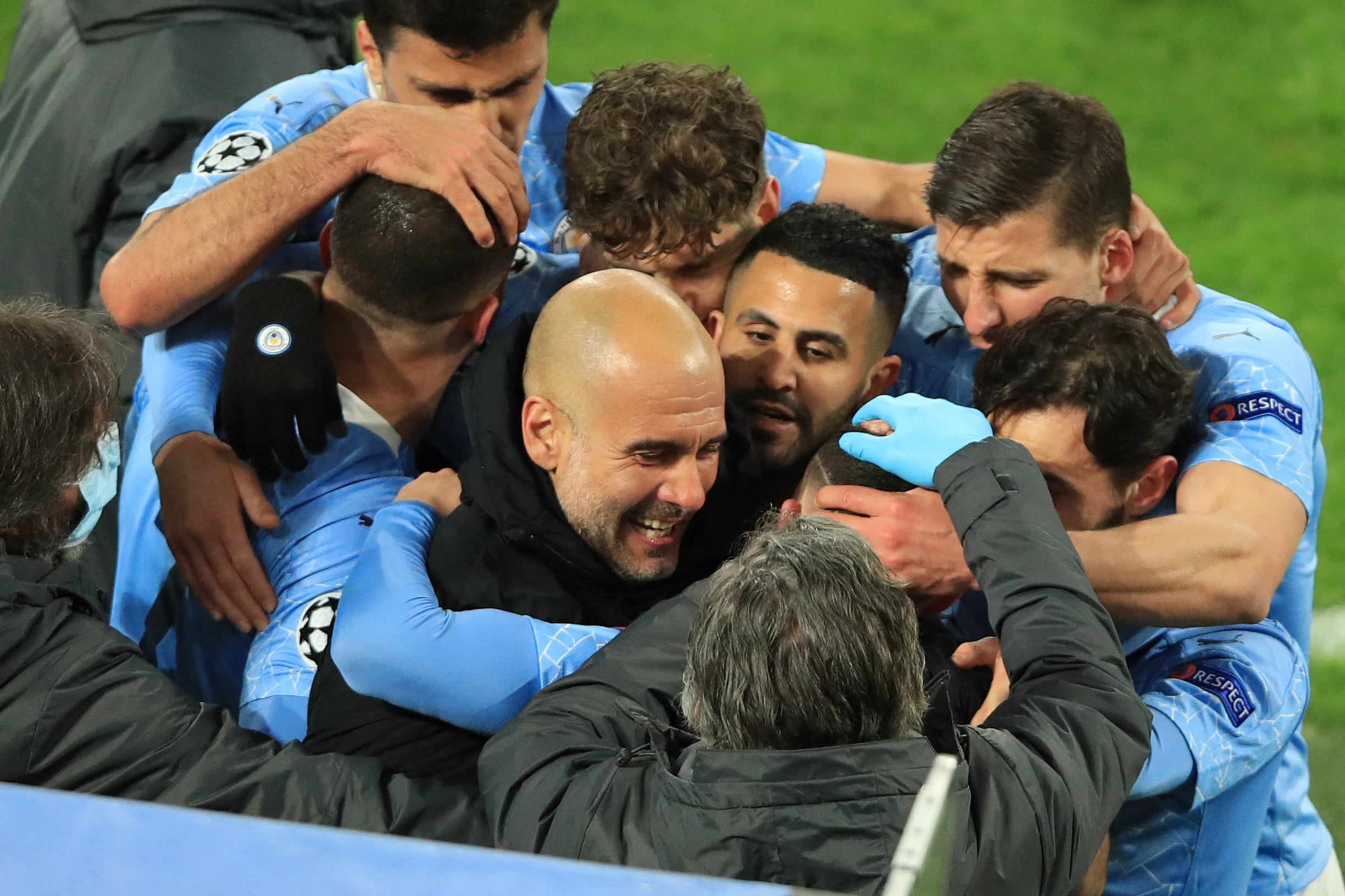 Pelatih Manchester City Pep Guardiola (tengah) melakukan selebrasi setelah Phil Foden mencetak gol di laga Liga Champions.