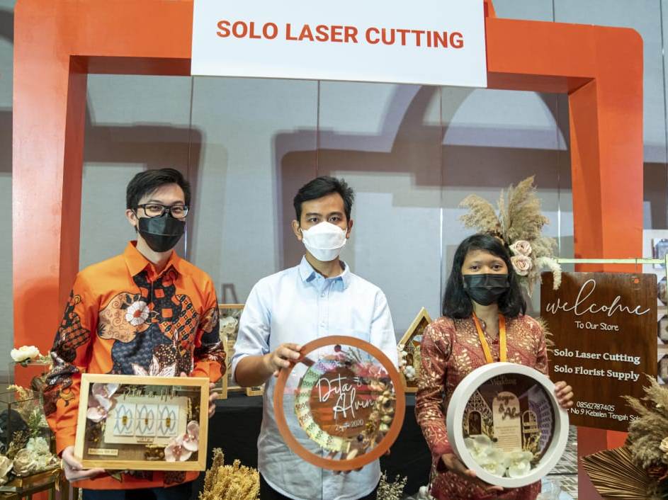 Wali Kota Surakarta Gibran Rakabuming (tengah).