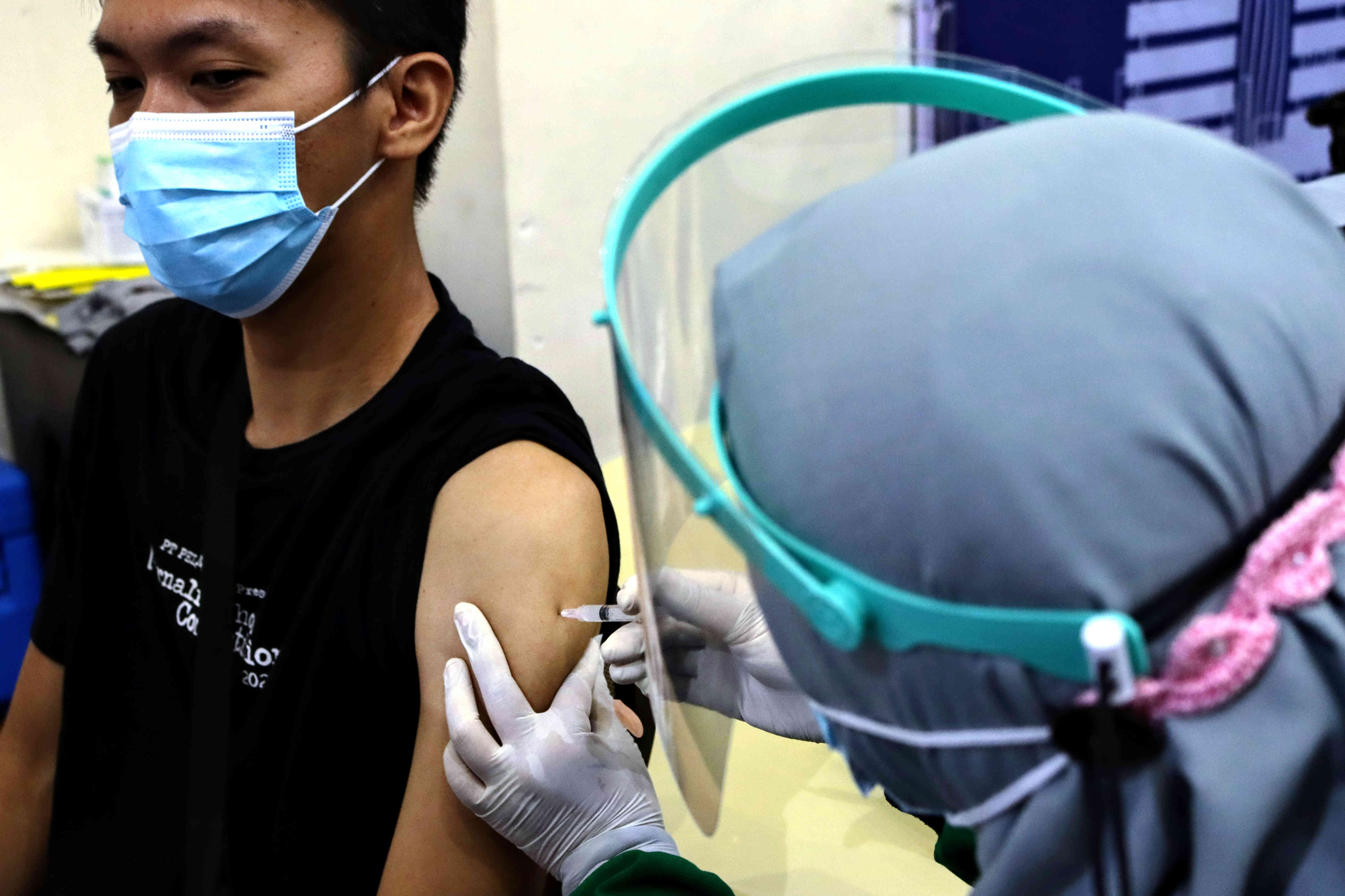 Pelaksanaan vaksinasi covid-19 untuk karyawan KPK dan jurnalis dilingkungan KPK, Jakarta, Selasa (23/2/2021). 