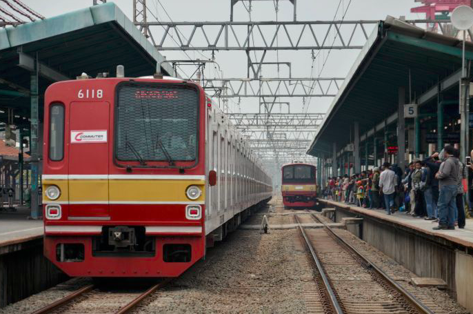 Ilustrasi - Suasana pengguna Kereta Rangkaian Listrik (KRL) di Stasiun Manggarai, Jakarta Selatan.
