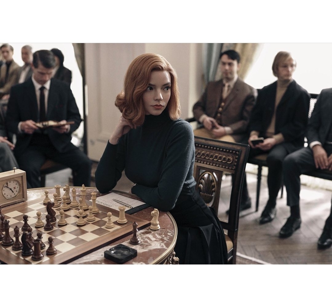 Aktris Anya Taylor-Joy sebagai Beth Harmon dalam serial pendek The Queen's Gambit. 
