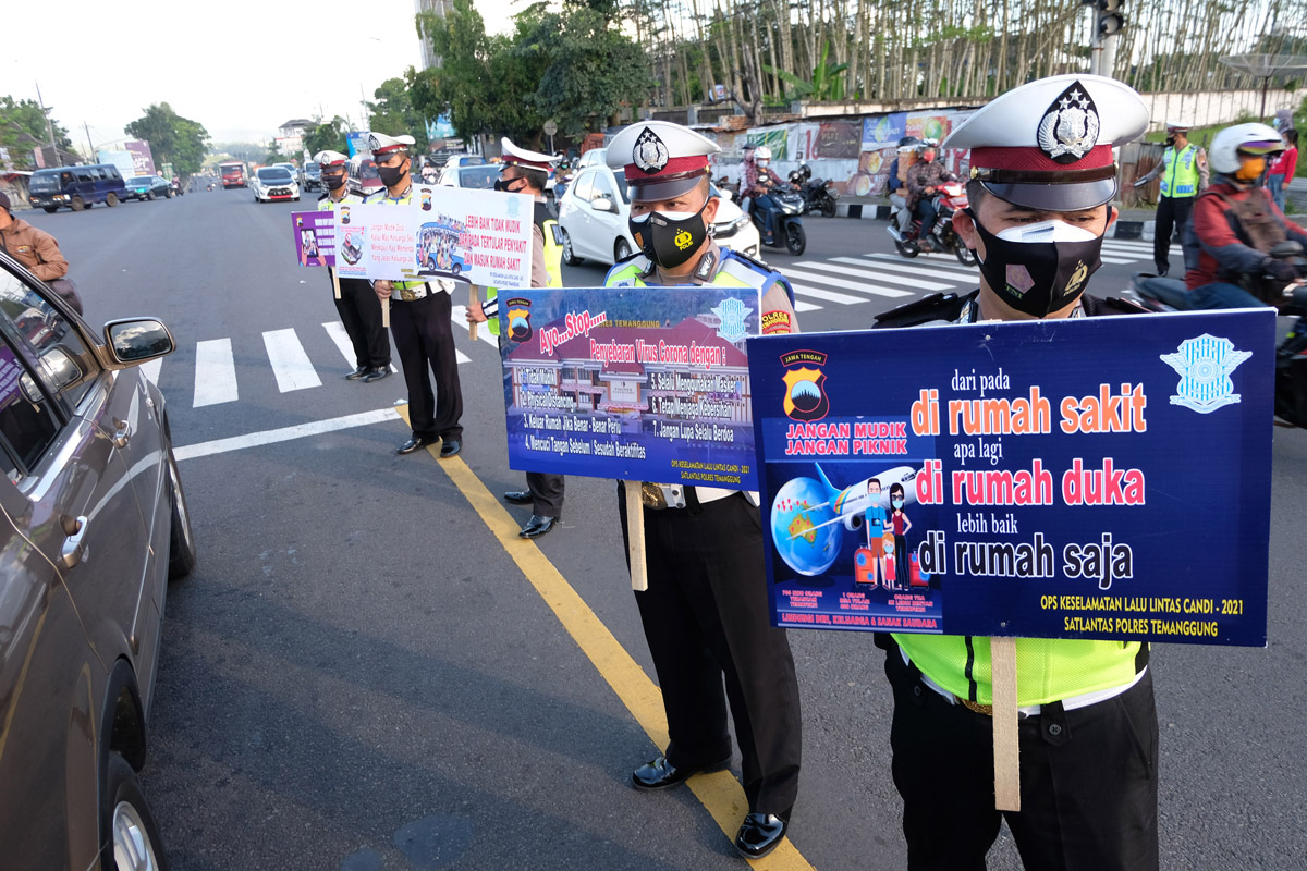 Sosialisasi larangan mudik oleh petugas kepolisian