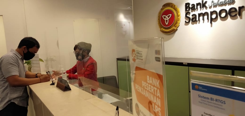 Pegawai Bank Sahabat Sampoerna melayani nasabah di salah satu kantor cabang di Jakarta.
